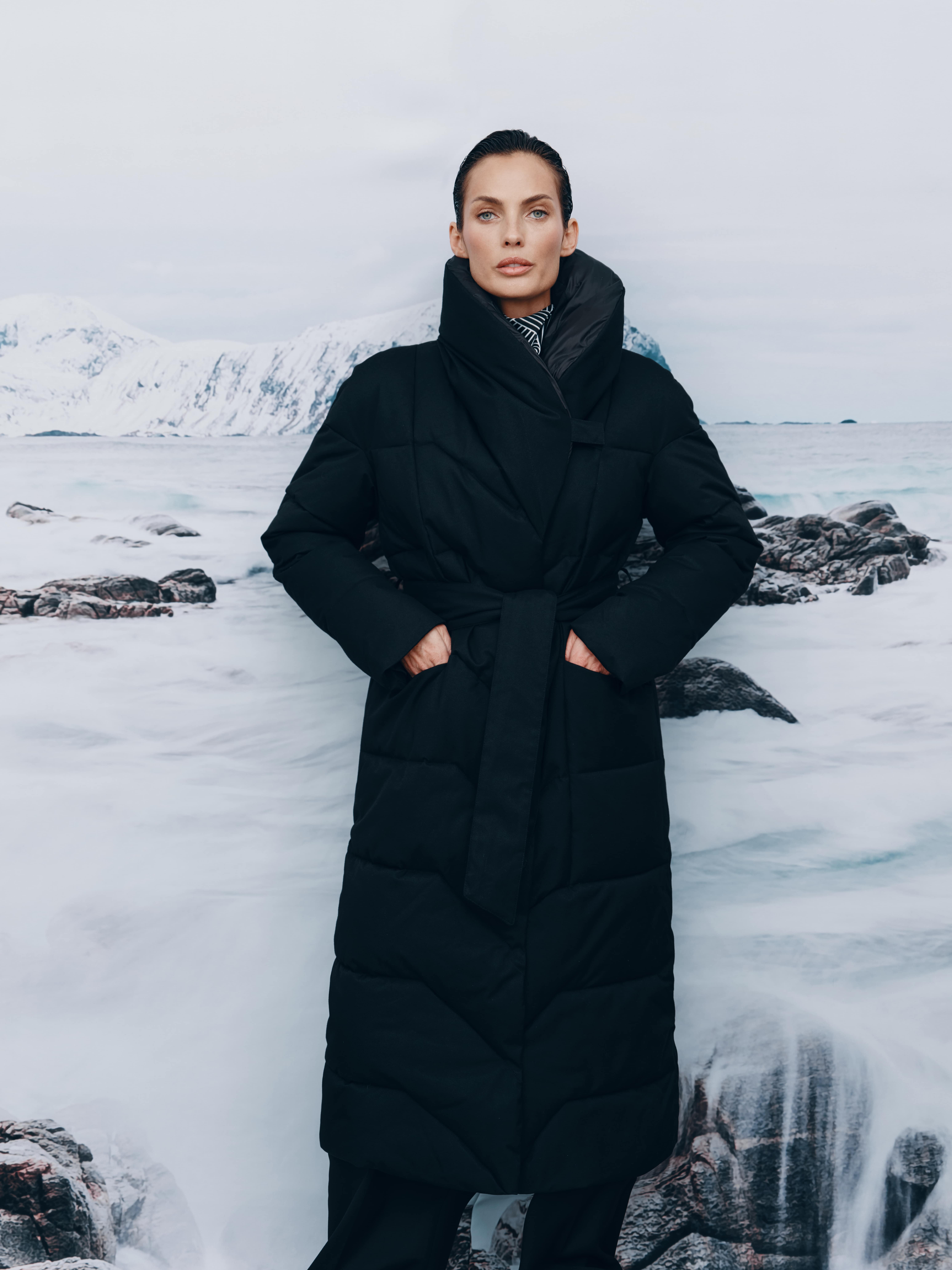 Пуховик с поясом в черном цвете 16