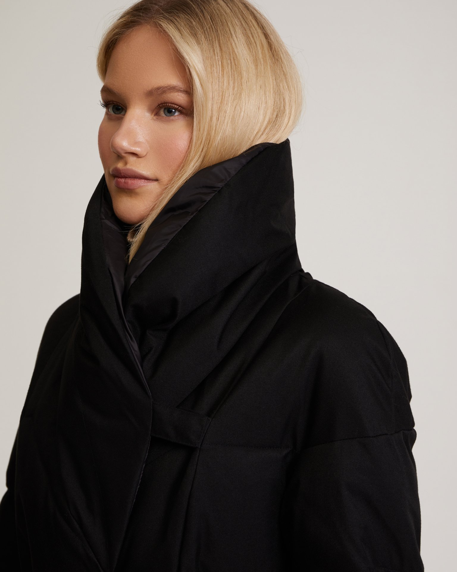 Пуховик с поясом в черном цвете 9