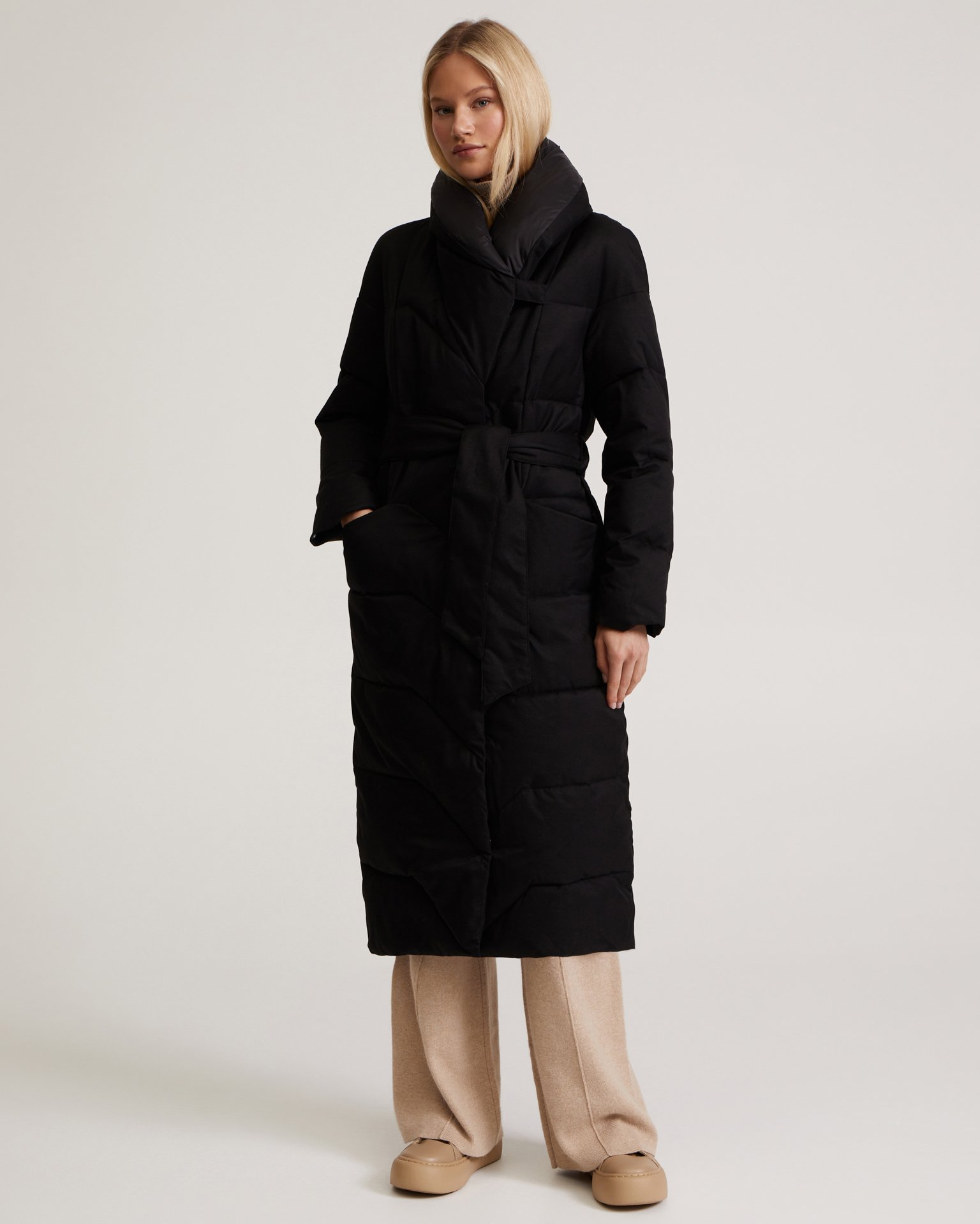 Пуховик с поясом в черном цвете 4