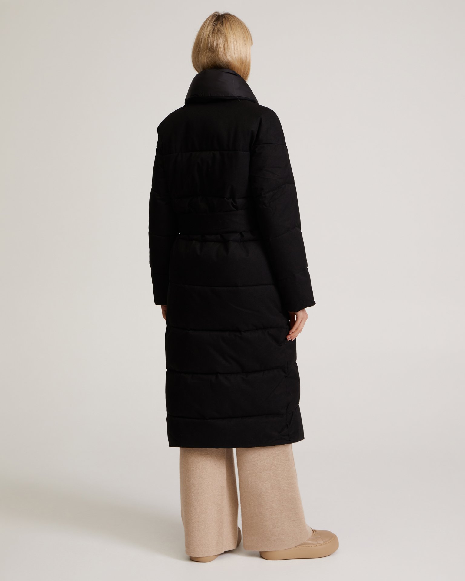 Пуховик с поясом в черном цвете 3