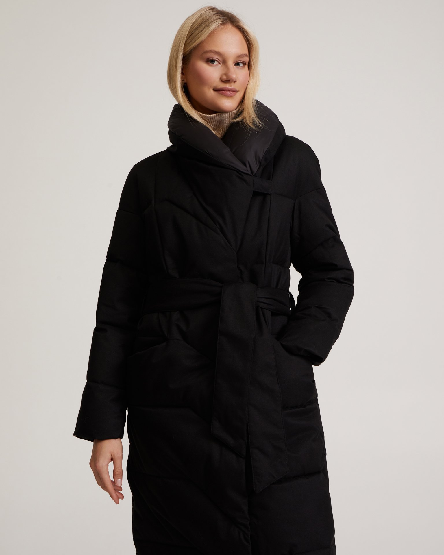 Пуховик с поясом в черном цвете 8