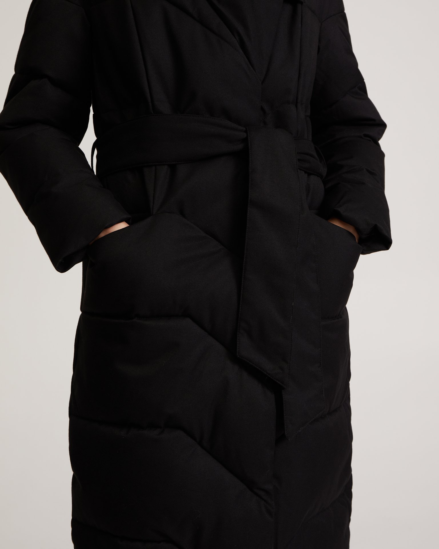 Пуховик с поясом в черном цвете 11