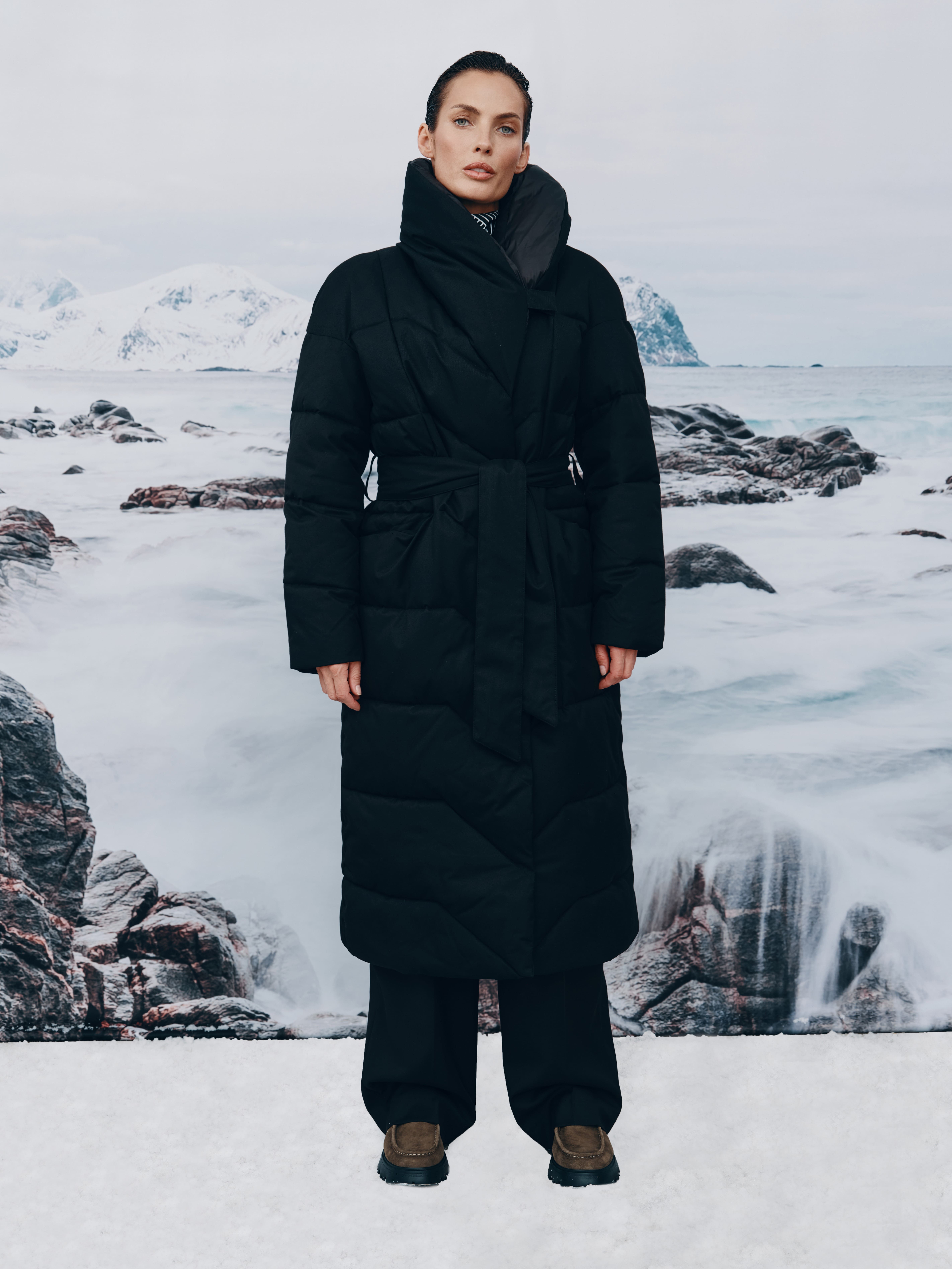 Пуховик с поясом в черном цвете 15