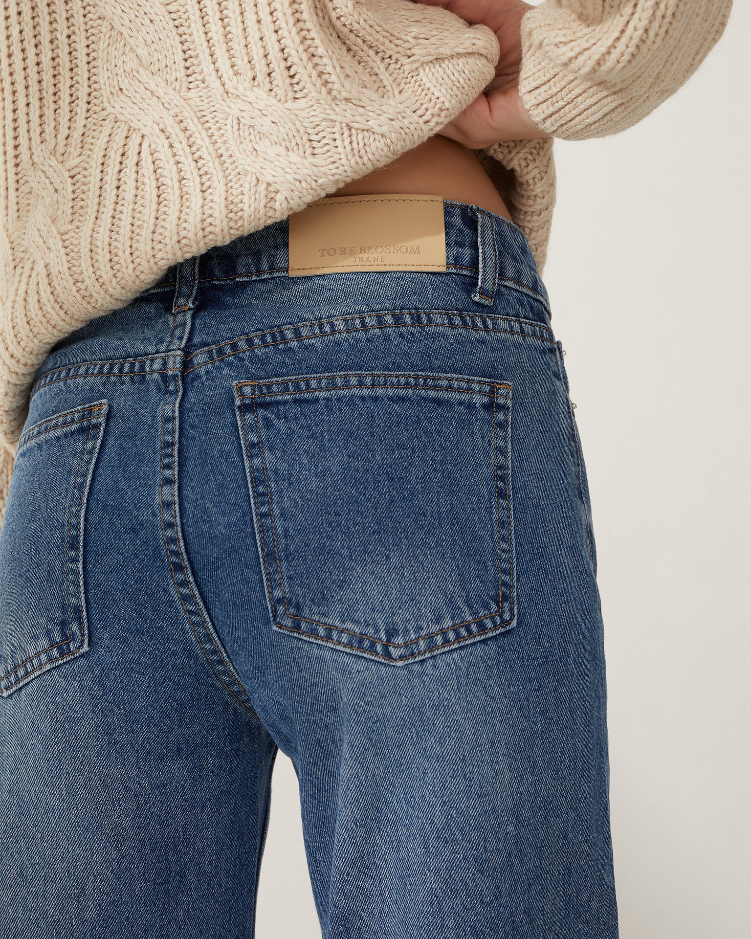 Джинсы с потертостями в голубом цвете 2