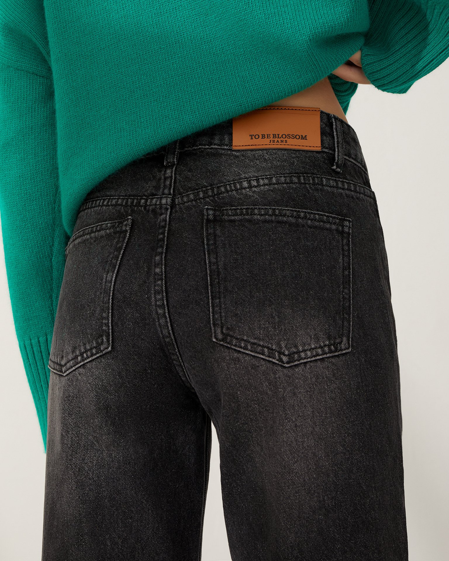 Джинсы с потертостями в сером цвете 2