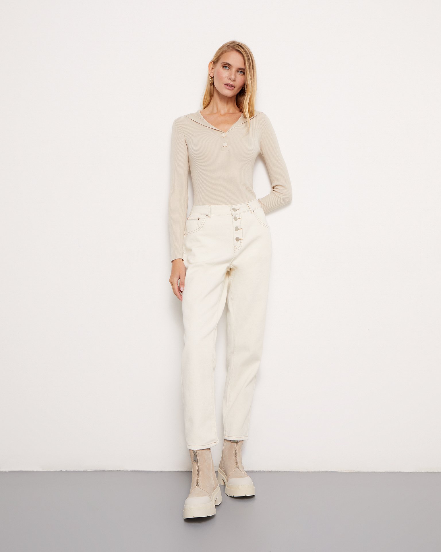 Боди с капюшоном в бежевом цвете 2