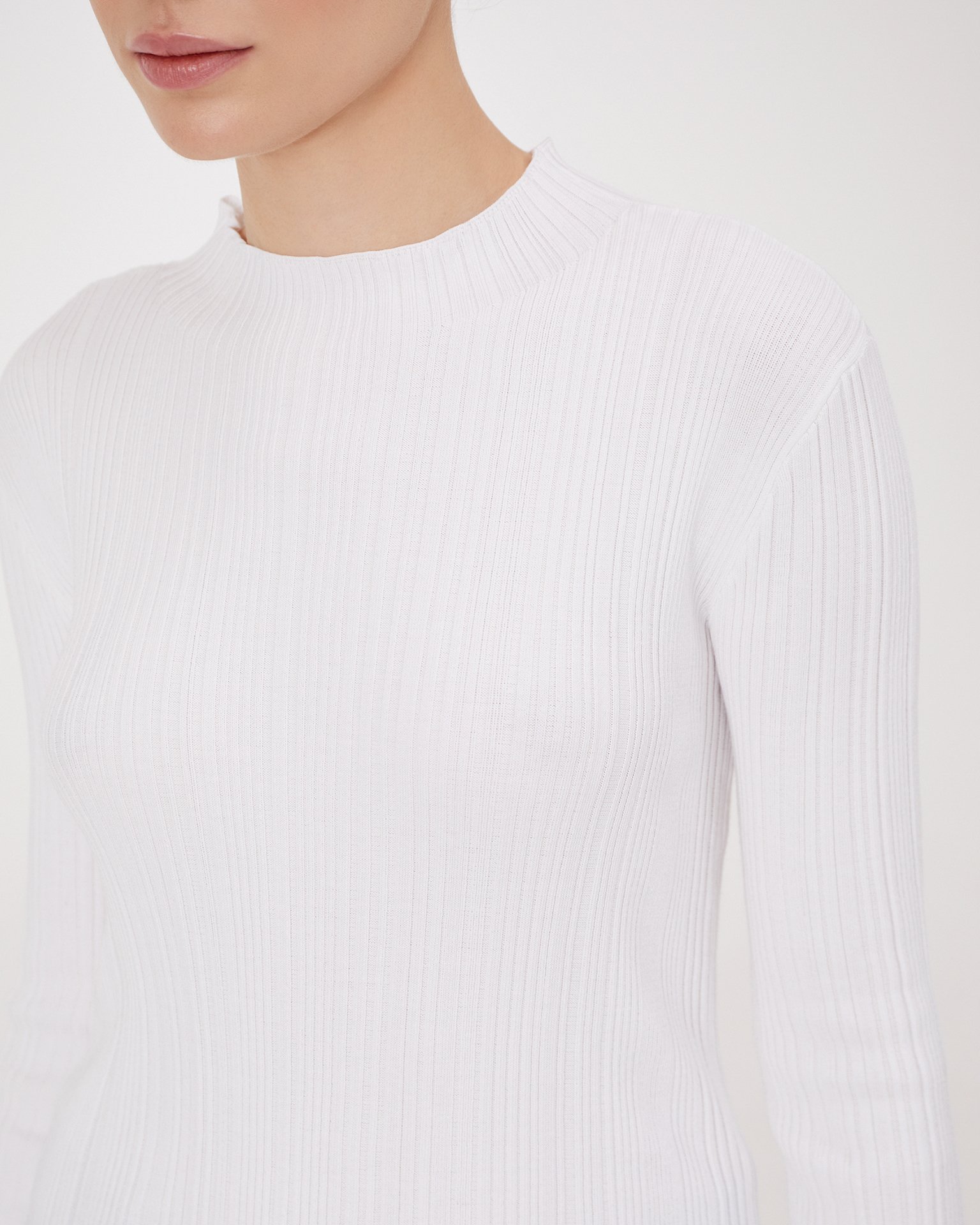 Облегающий джемпер в белом цвете 7