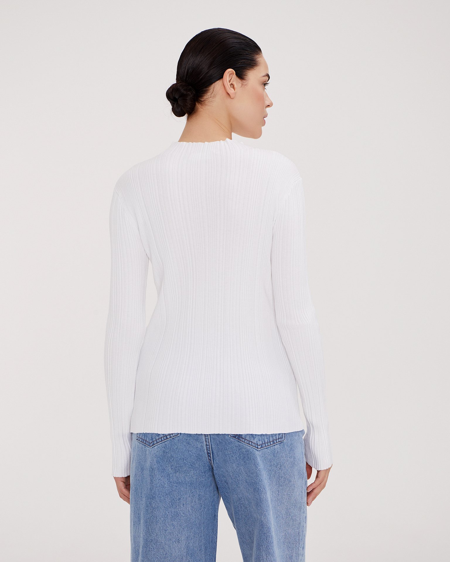 Облегающий джемпер в белом цвете 4