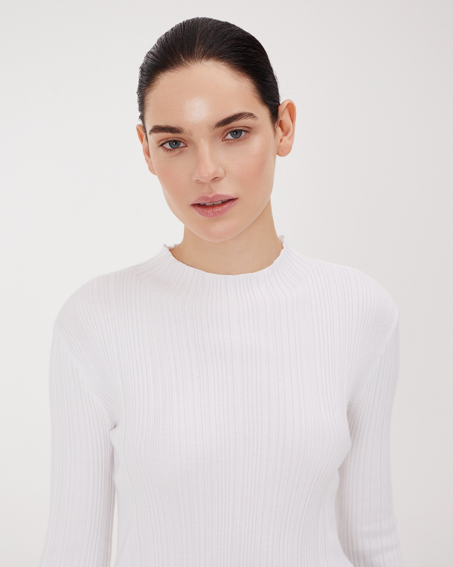 Облегающий джемпер в белом цвете 6