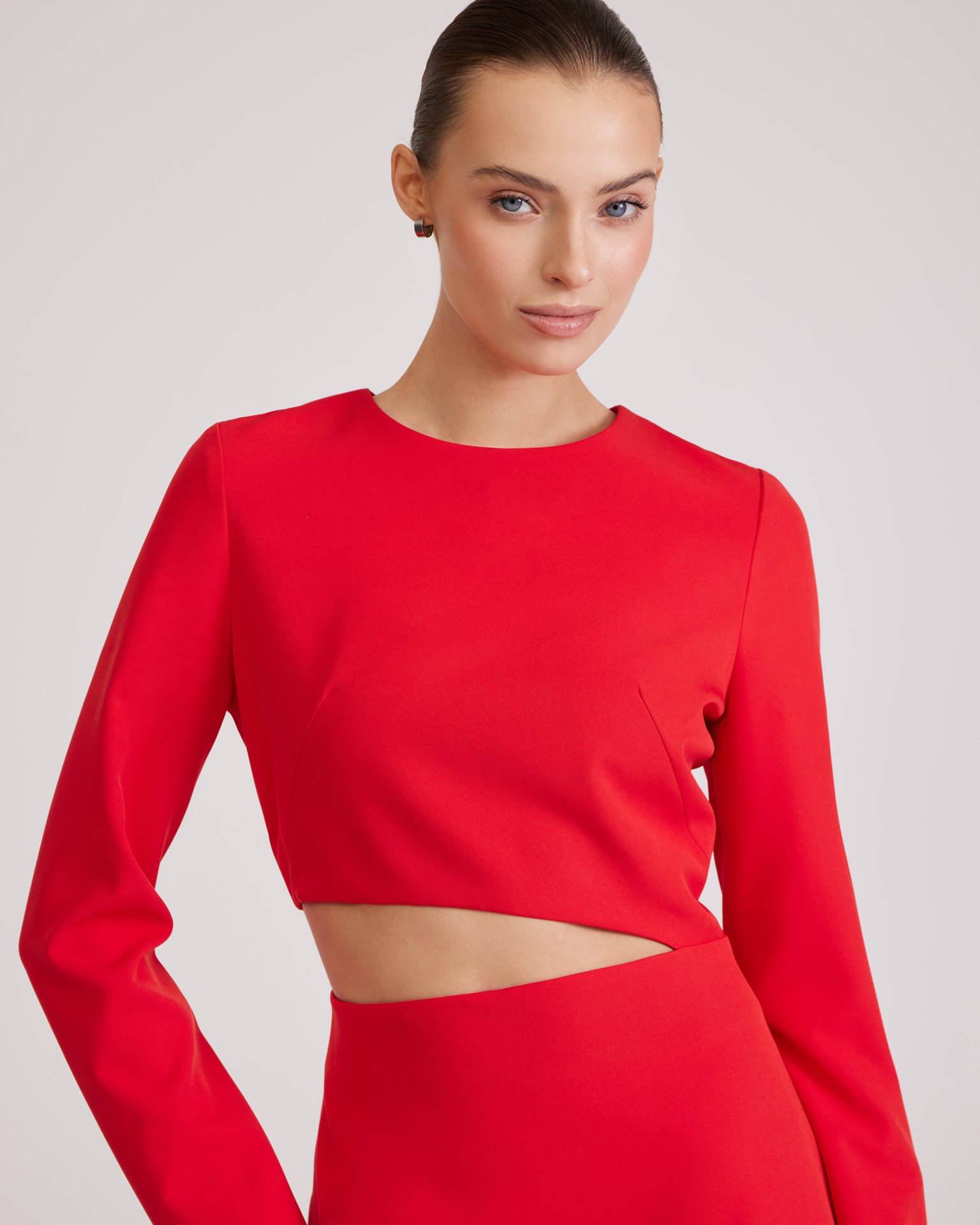 Красное платье с разрезом на талии 5