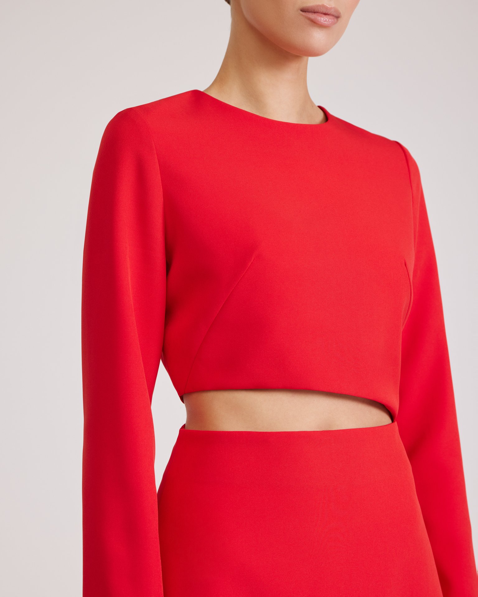 Красное платье с разрезом на талии 7