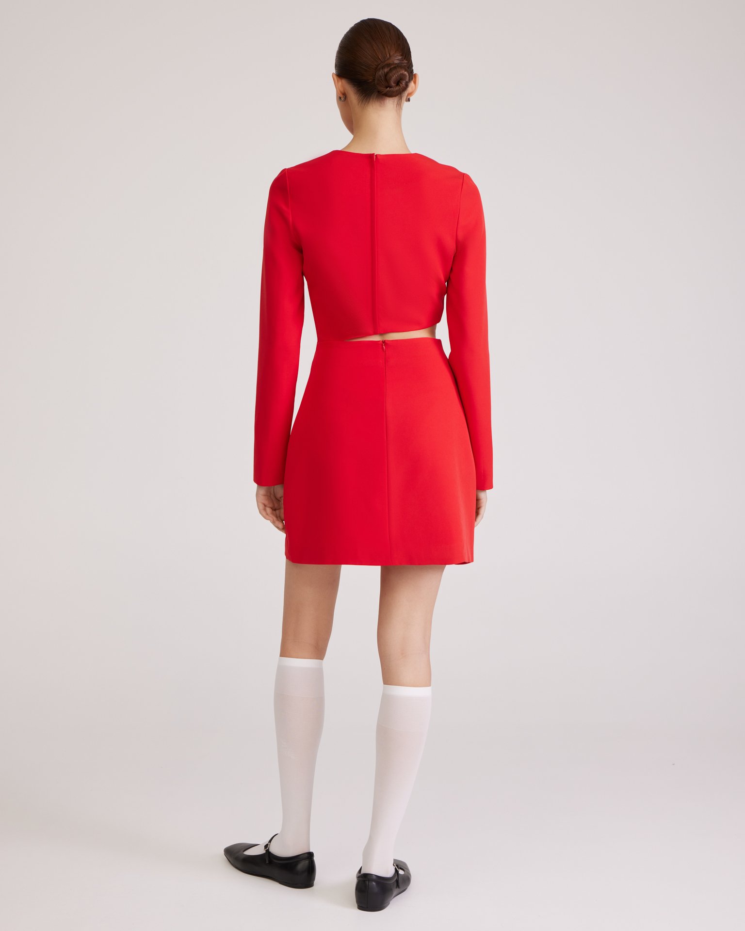 Красное платье с разрезом на талии 3