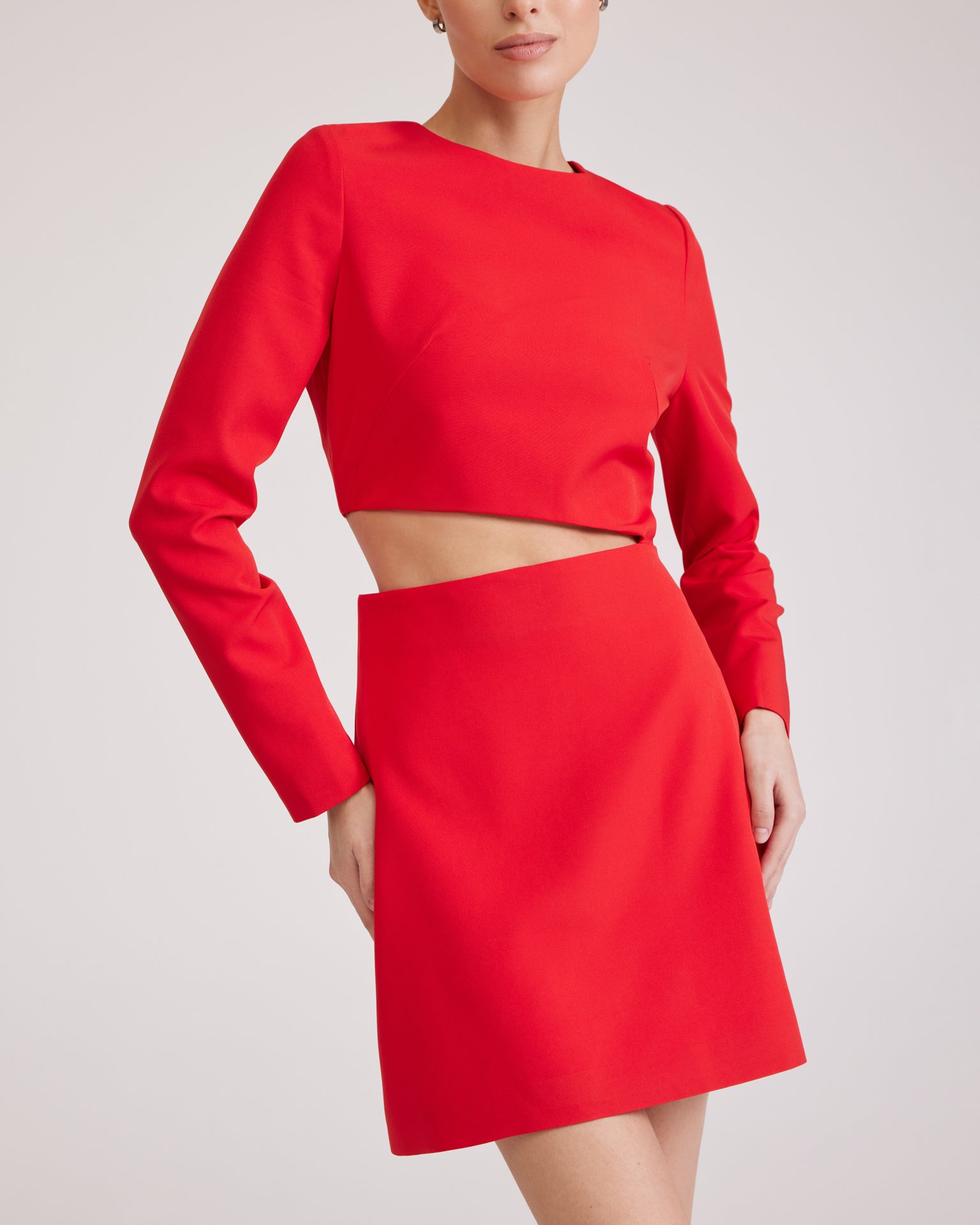 Красное платье с разрезом на талии 6