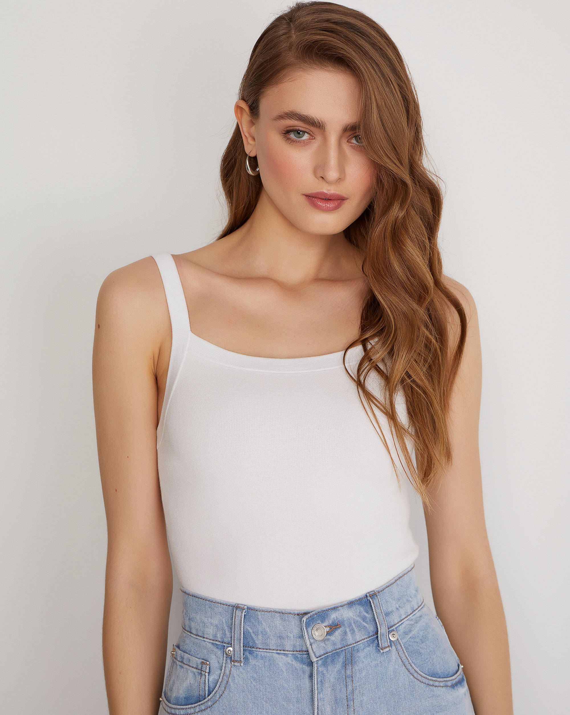 Боди на бретелях в белом цвете 5