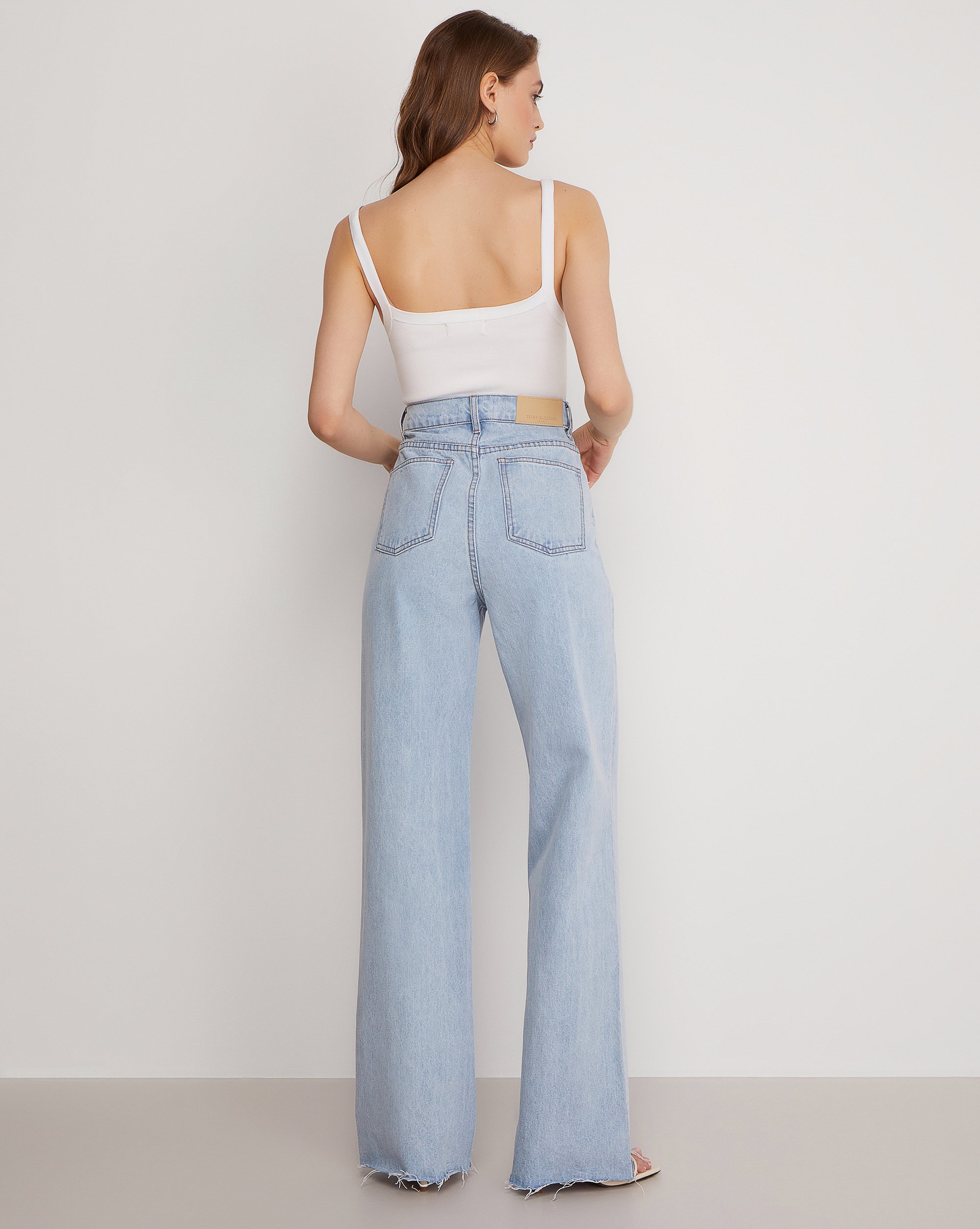 Боди на бретелях в белом цвете 3