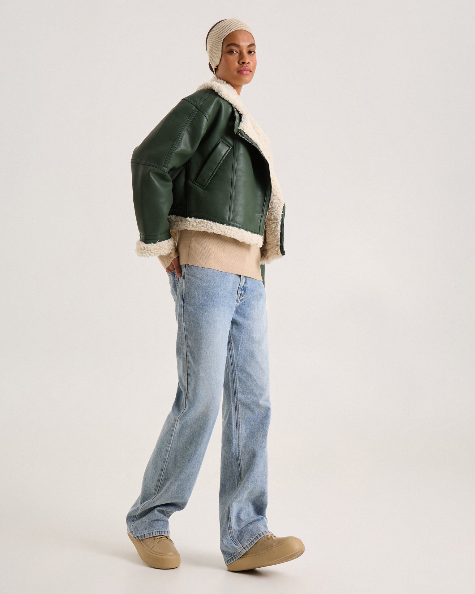 Утепленная дубленка в изумрудном цвете 5