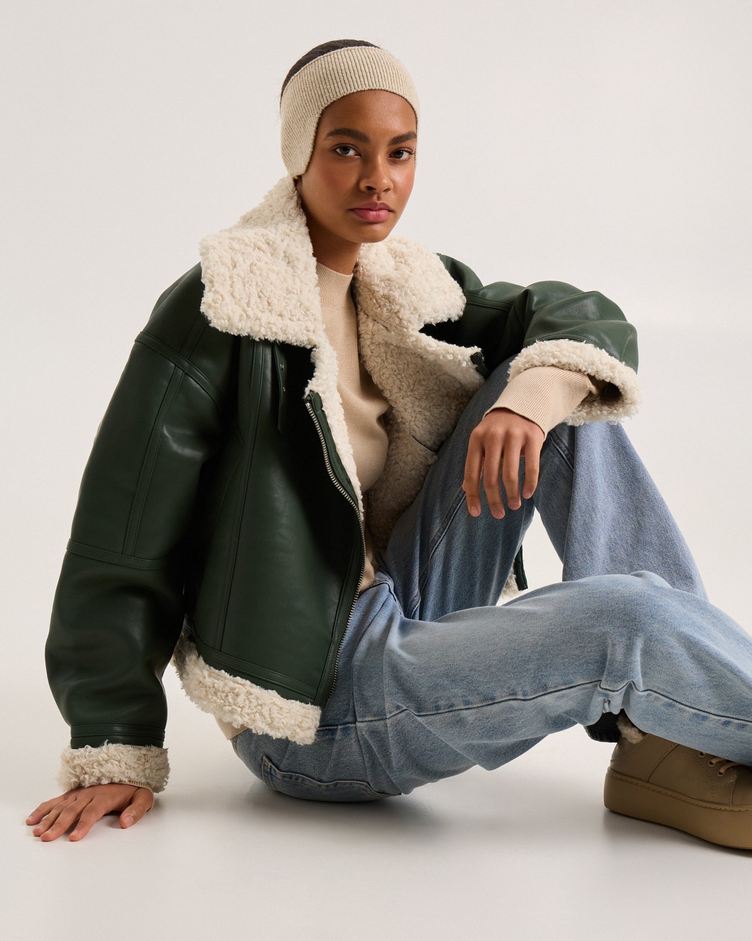 Утепленная дубленка в изумрудном цвете 10