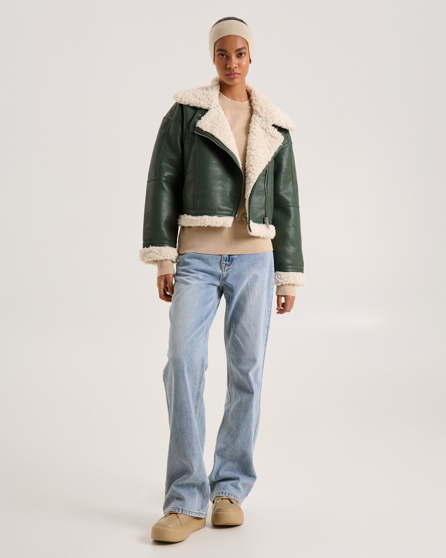 Утепленная дубленка в изумрудном цвете 2