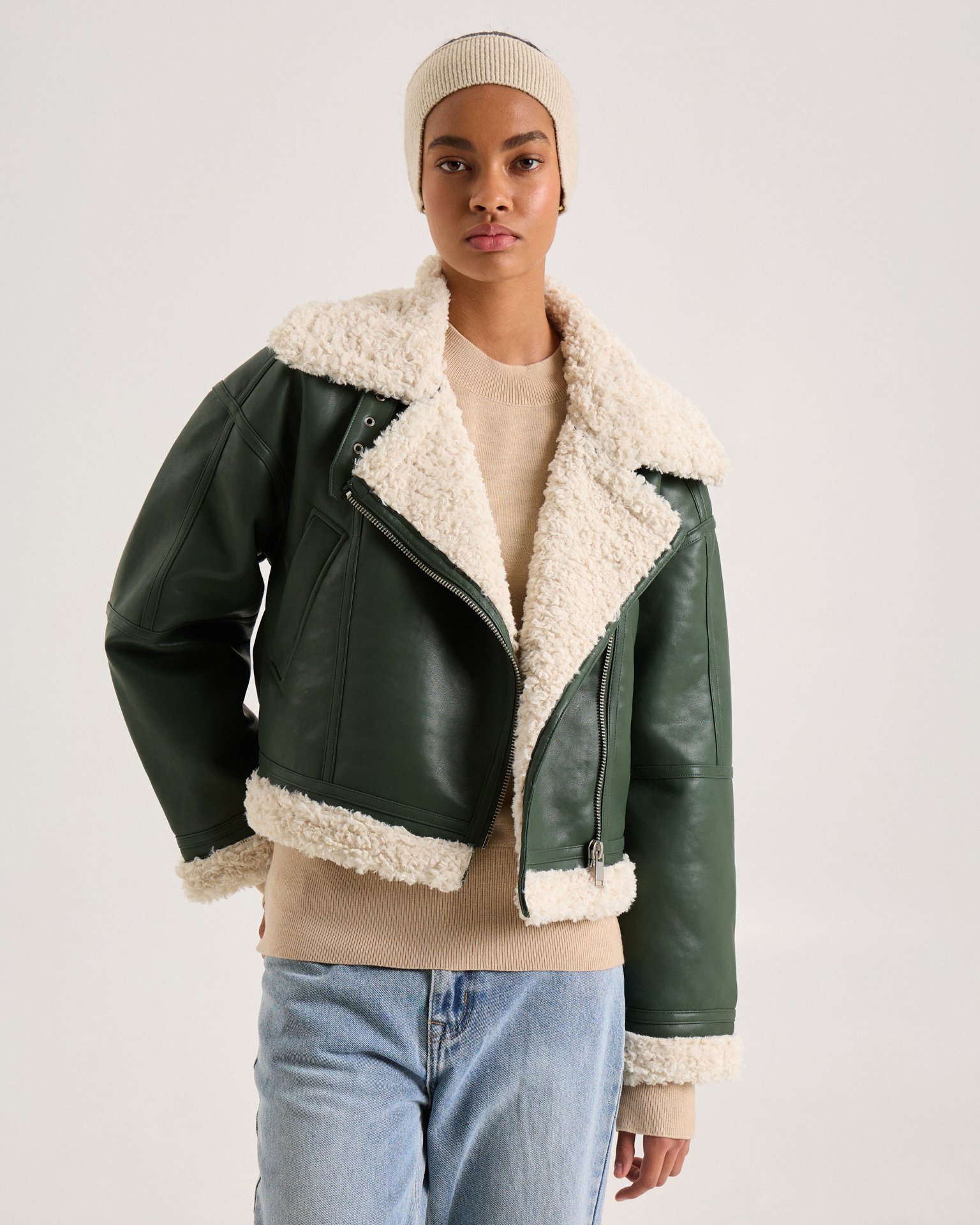 Утепленная дубленка в изумрудном цвете 6