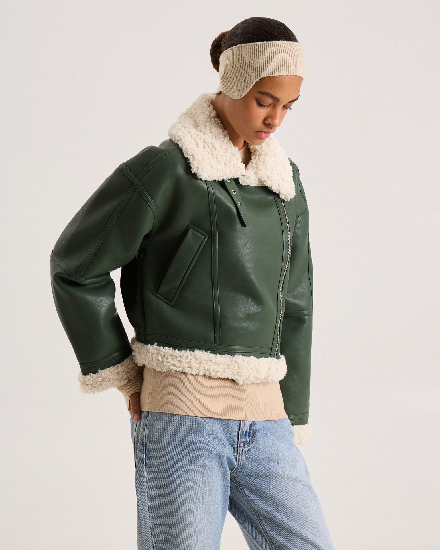 Утепленная дубленка в изумрудном цвете 9