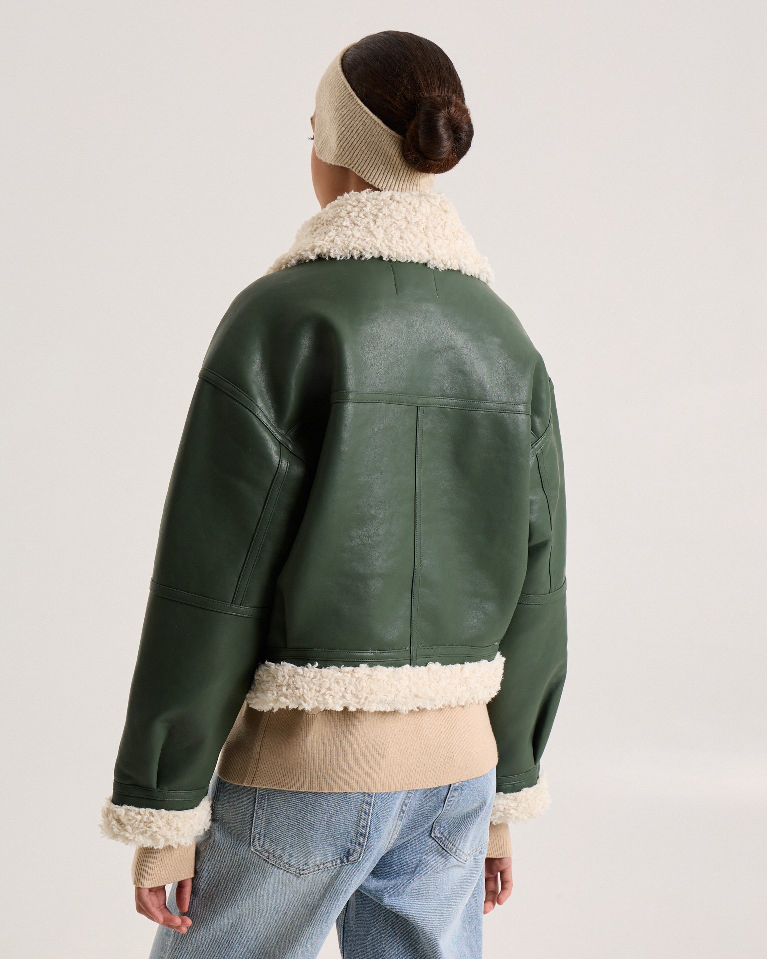 Утепленная дубленка в изумрудном цвете 3