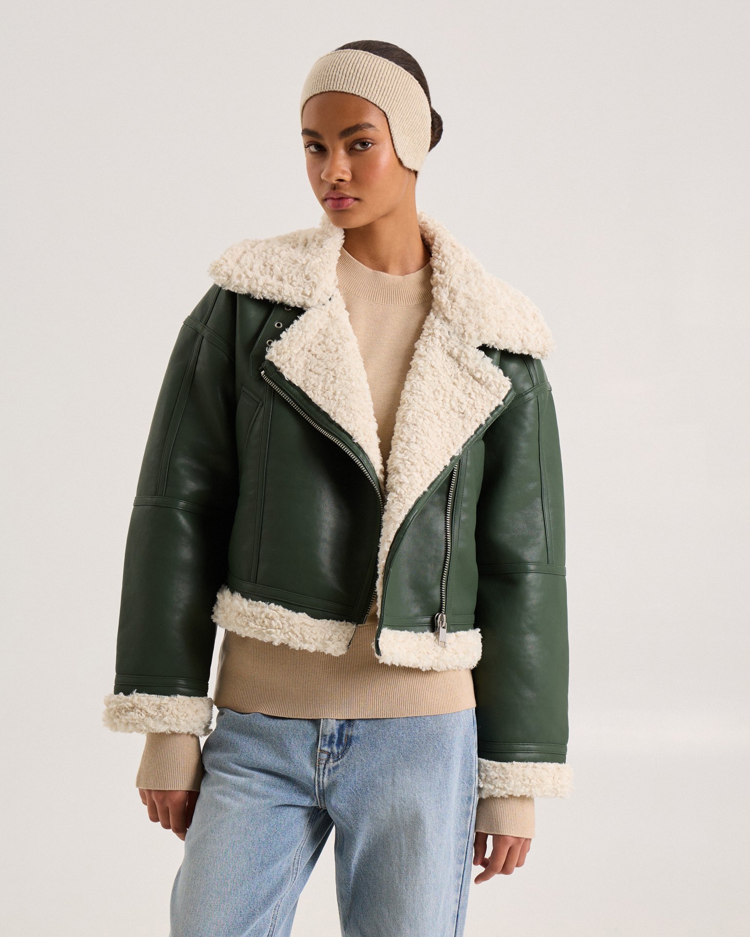 Утепленная дубленка в изумрудном цвете 7