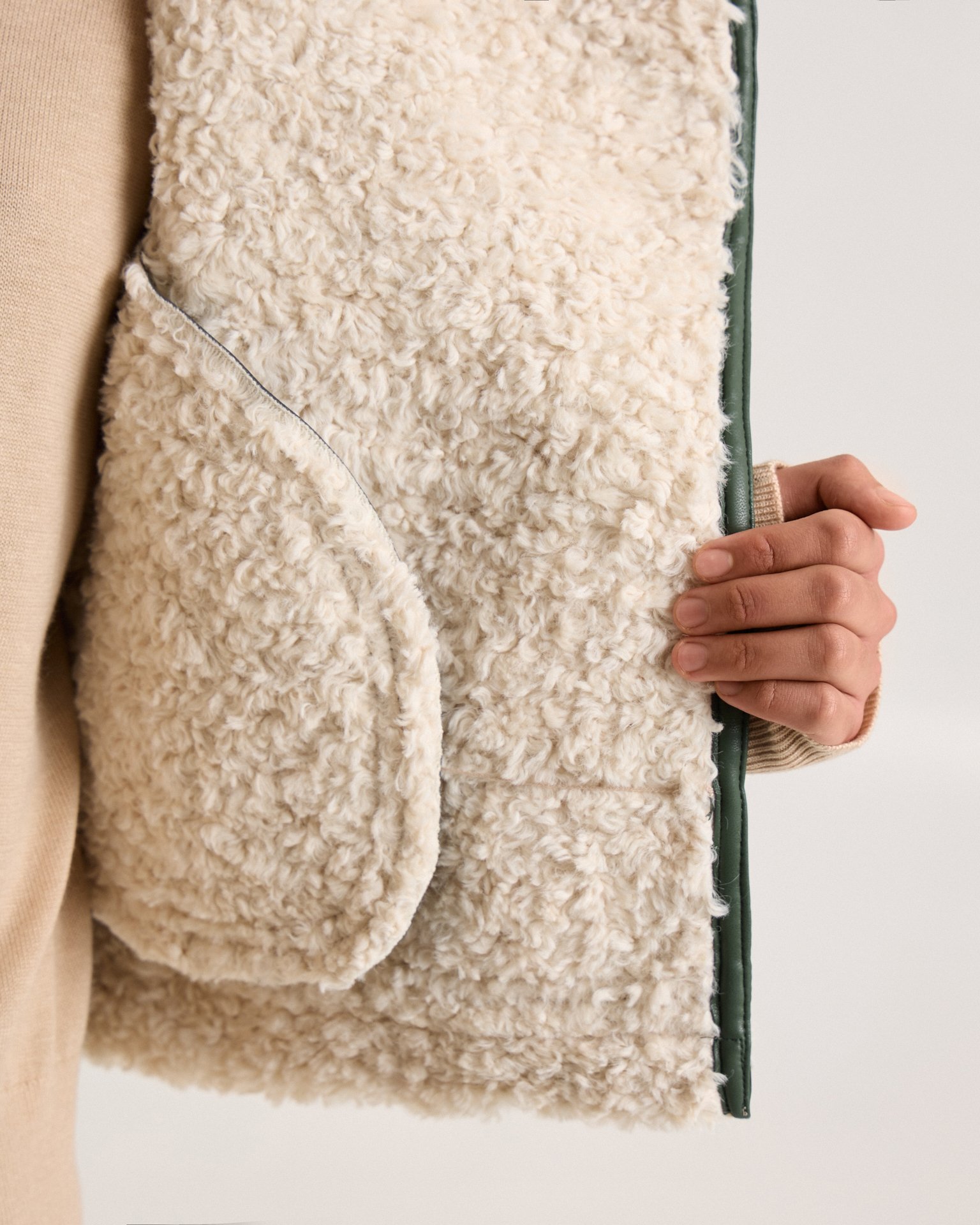 Утепленная дубленка в изумрудном цвете 14