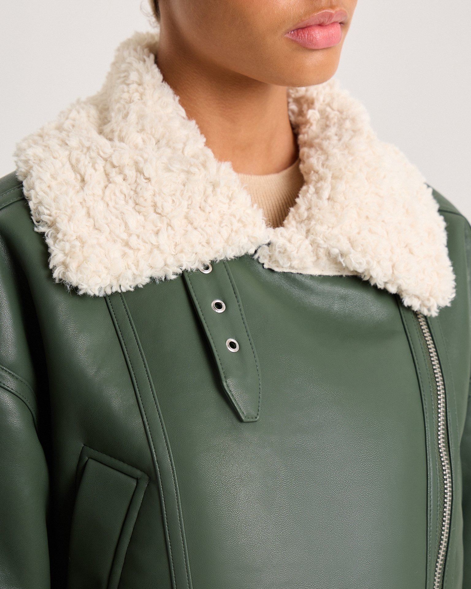 Утепленная дубленка в изумрудном цвете 13