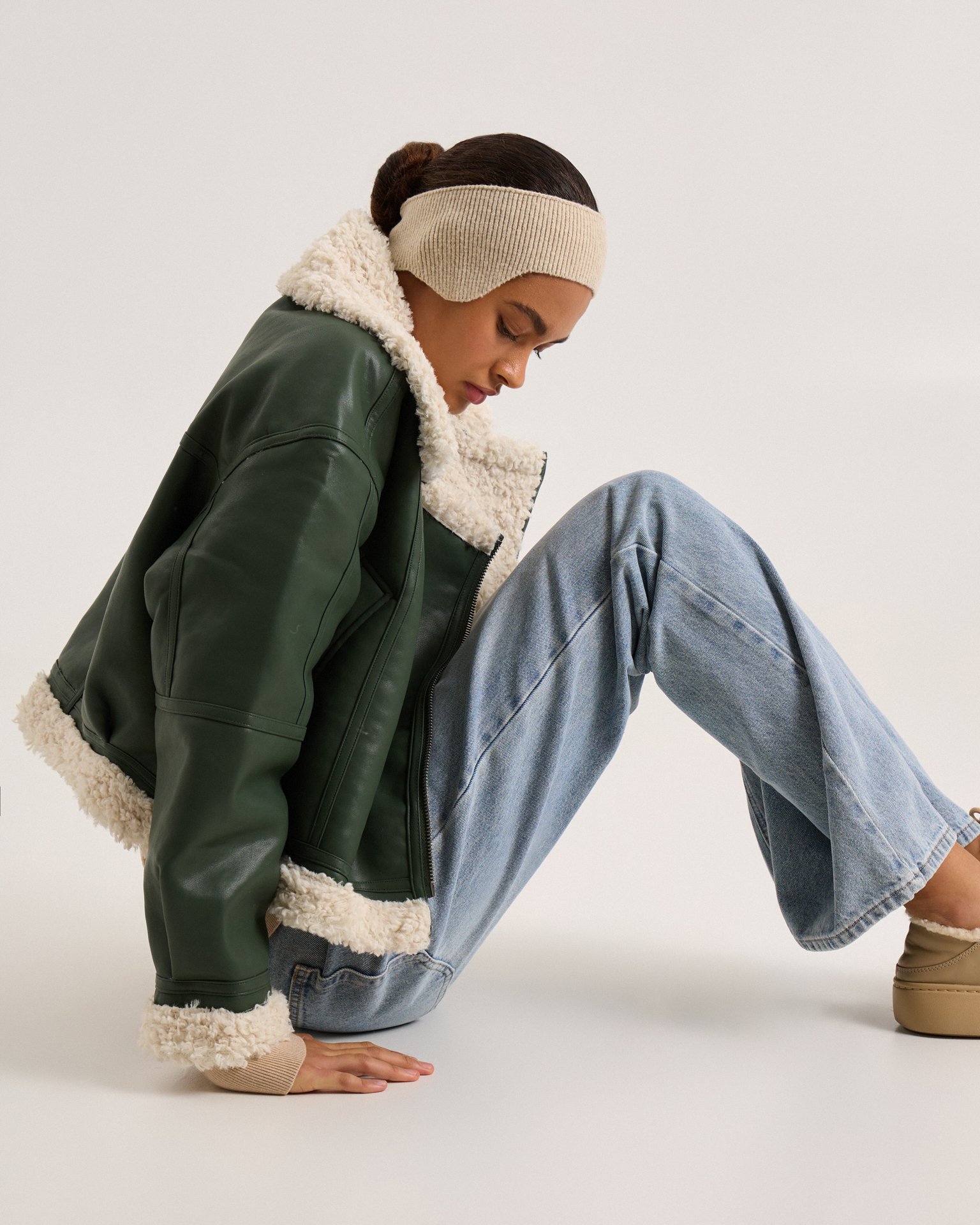 Утепленная дубленка в изумрудном цвете 11