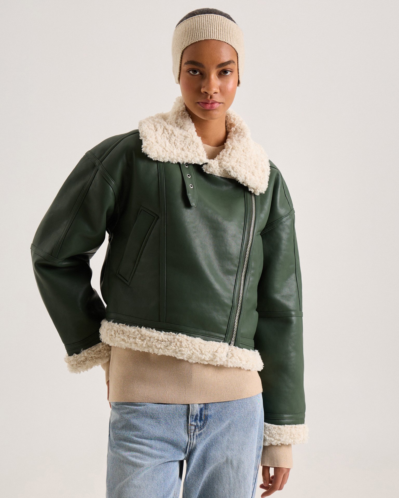 Утепленная дубленка в изумрудном цвете 8