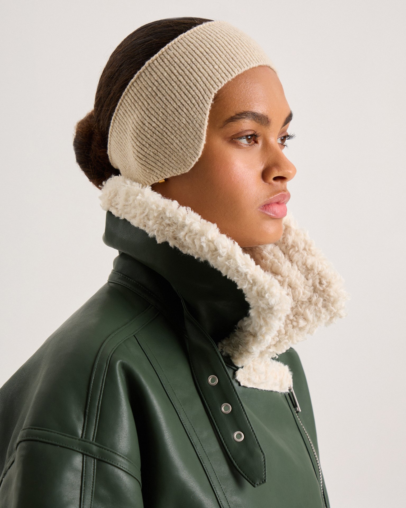 Утепленная дубленка в изумрудном цвете 12