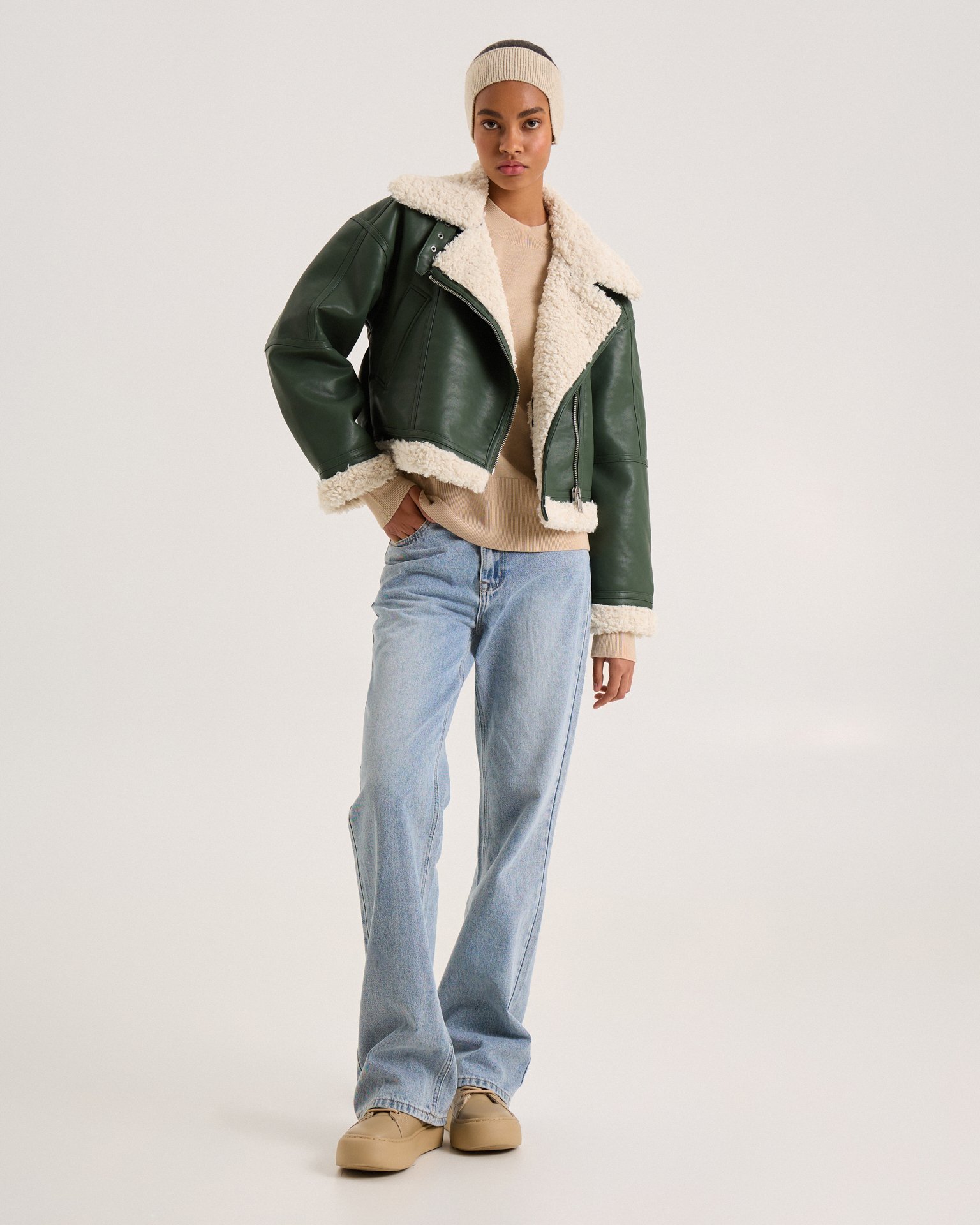 Утепленная дубленка в изумрудном цвете 1