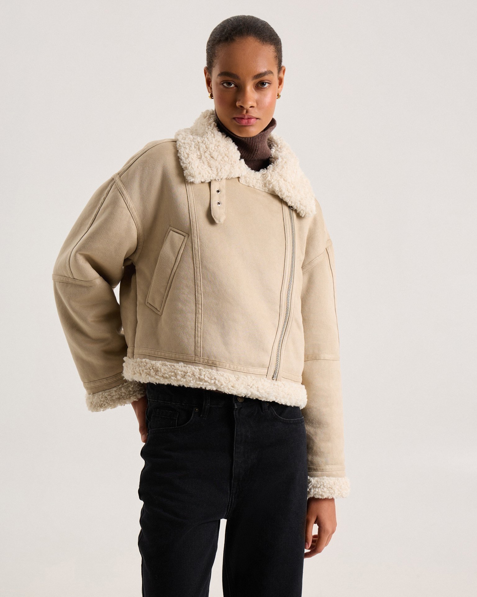 Утепленная дубленка в бежевом цвете 8