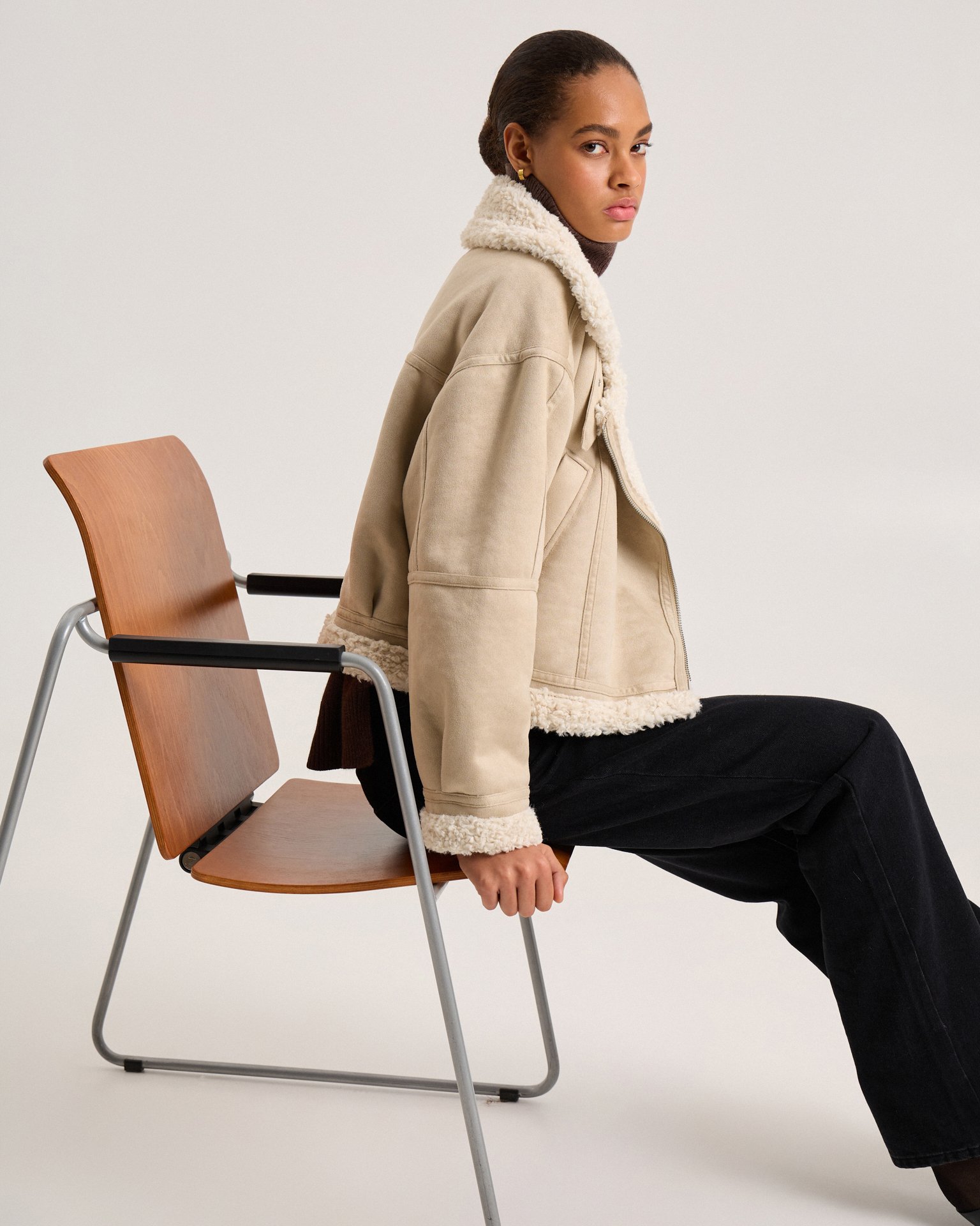 Утепленная дубленка в бежевом цвете 7