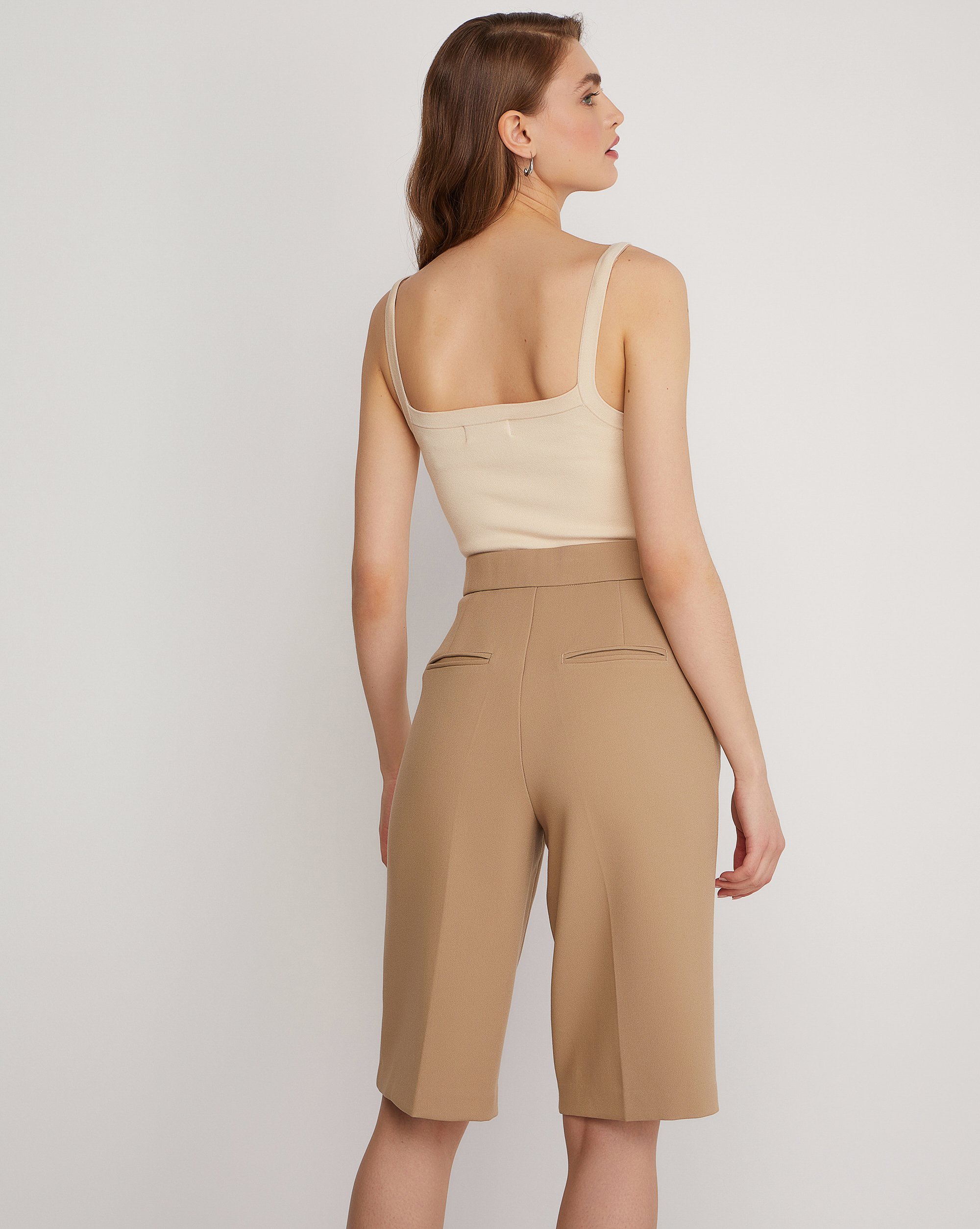 Боди на бретелях в бежевом цвете 3