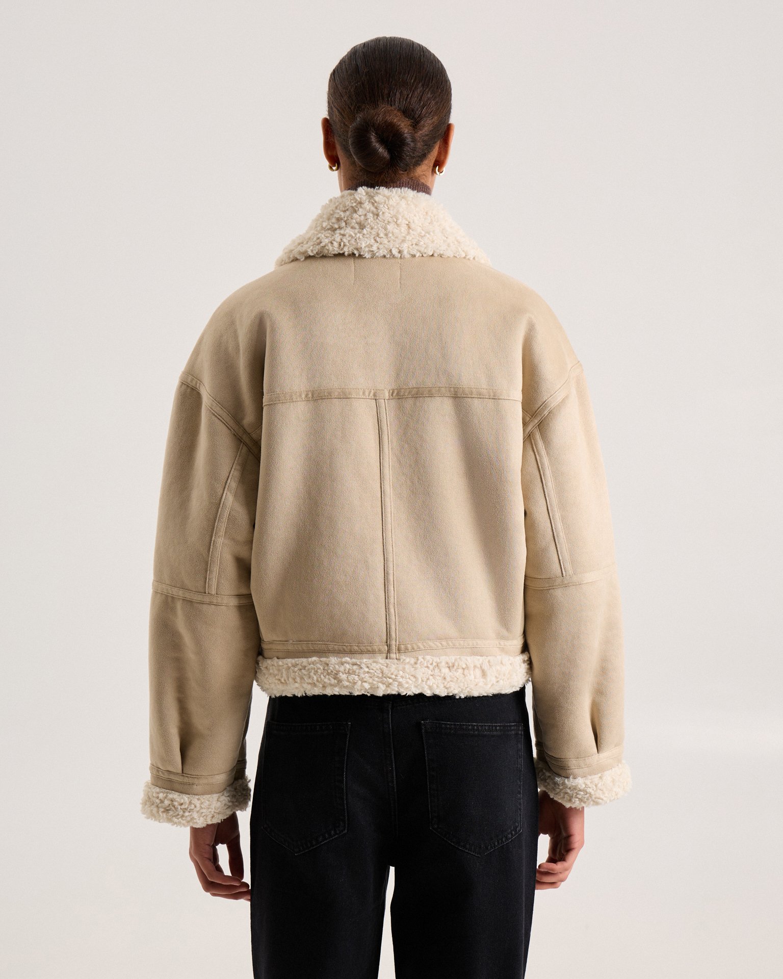 Утепленная дубленка в бежевом цвете 3