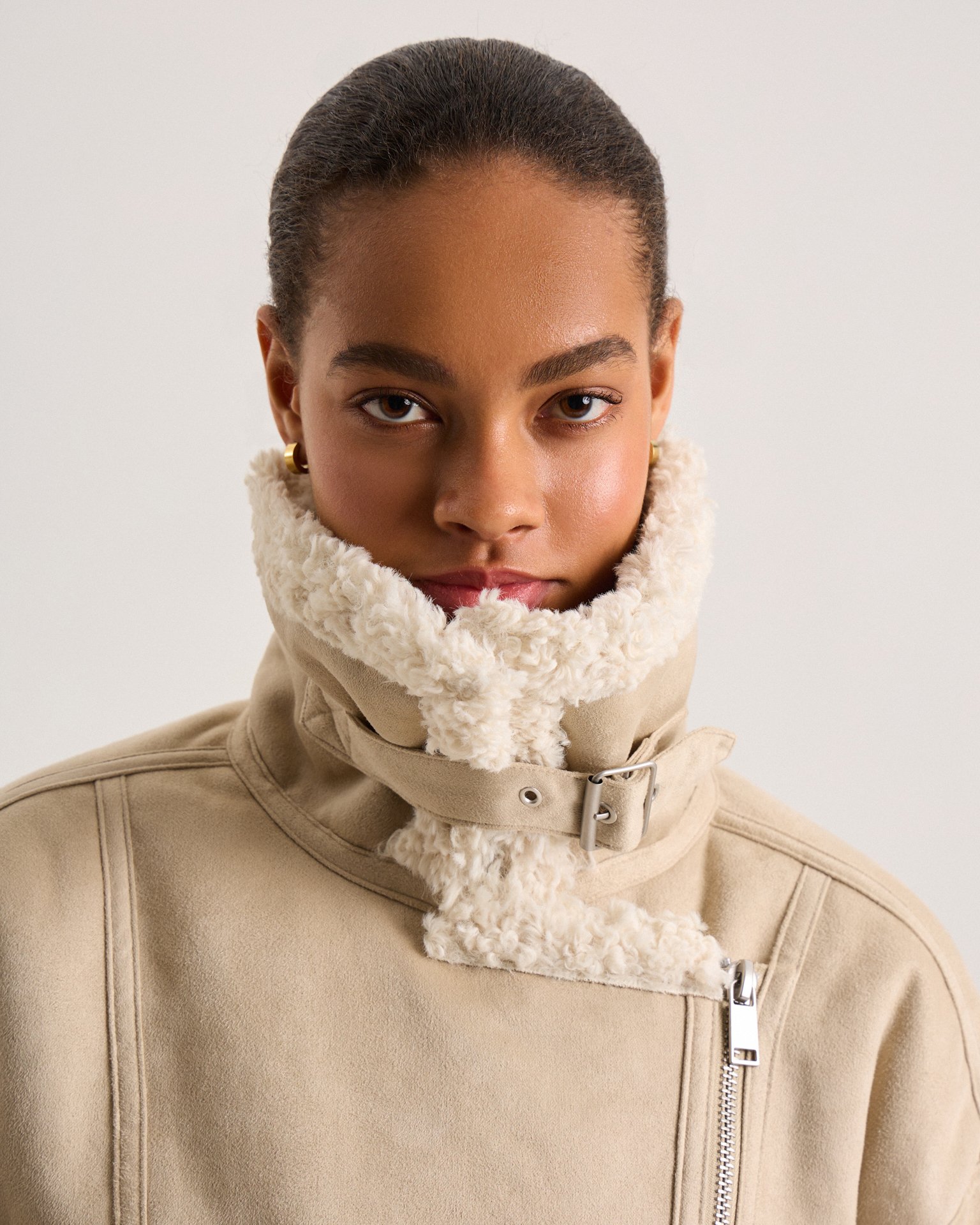 Утепленная дубленка в бежевом цвете 13