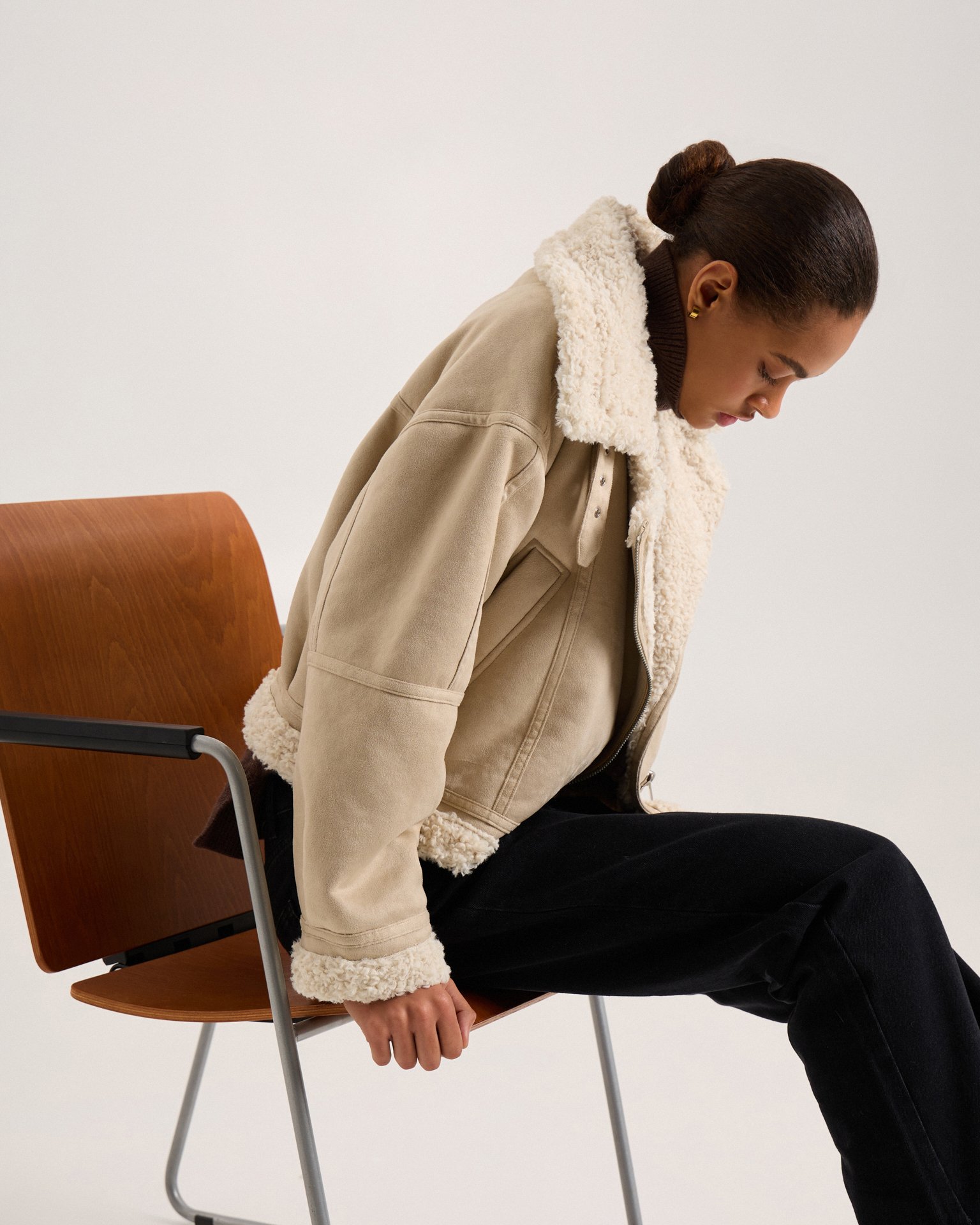 Утепленная дубленка в бежевом цвете 12