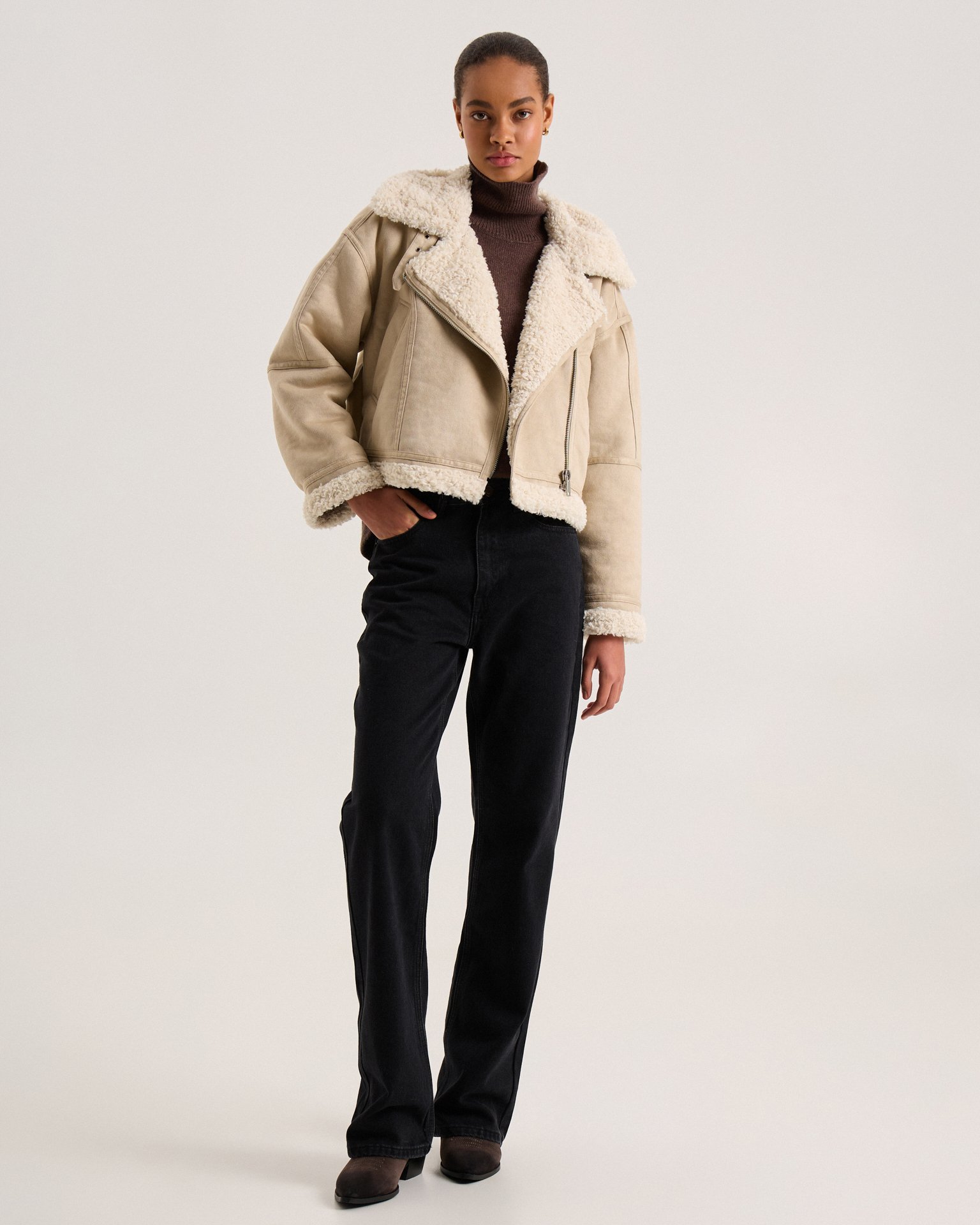 Утепленная дубленка в бежевом цвете 4