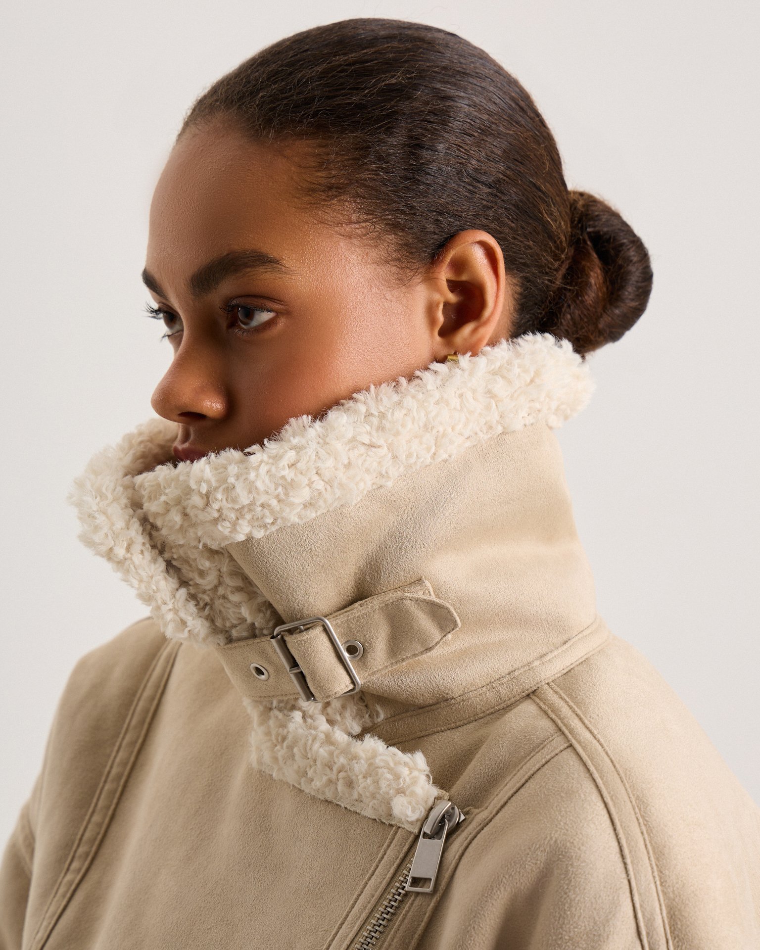 Утепленная дубленка в бежевом цвете 14