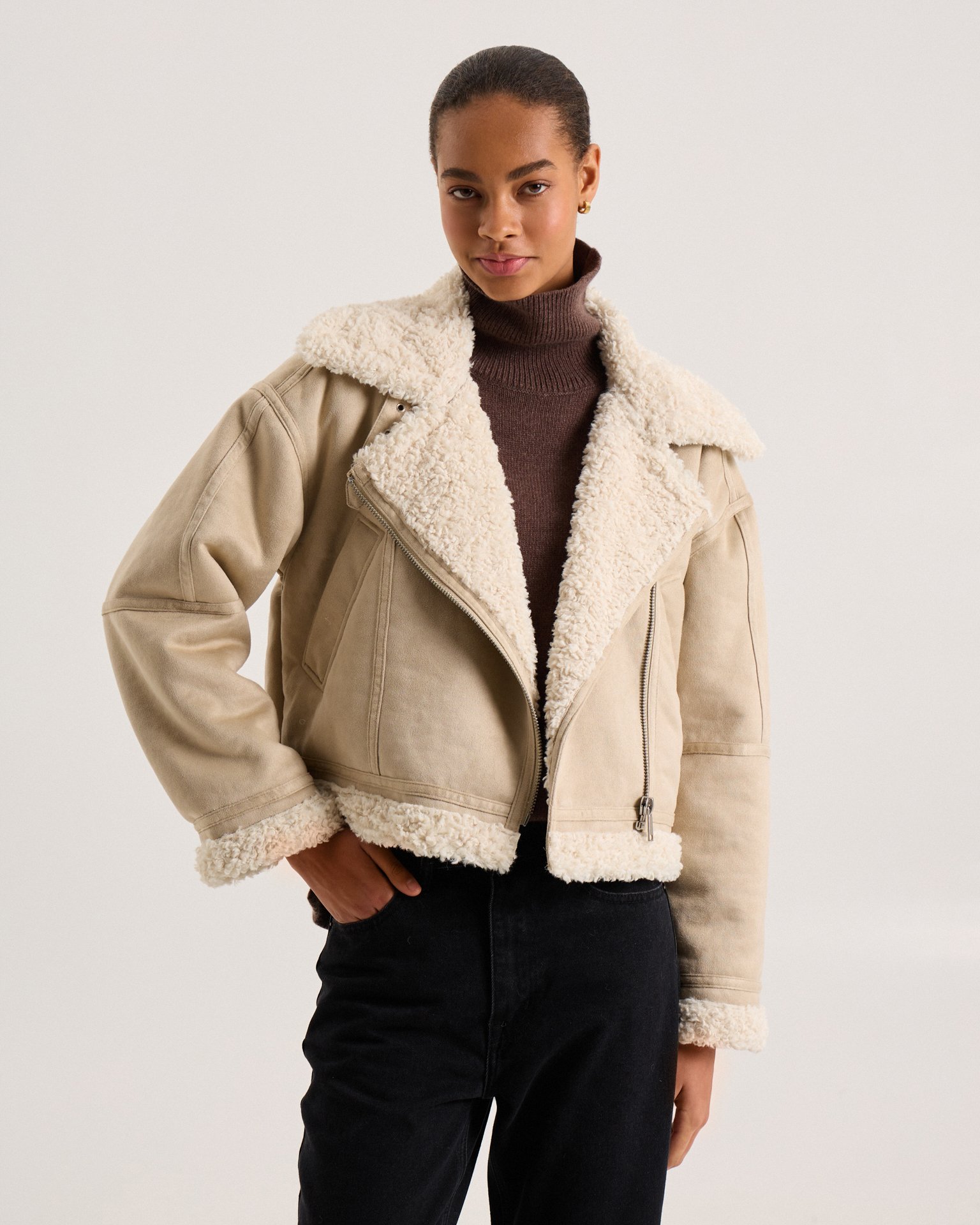 Утепленная дубленка в бежевом цвете 11