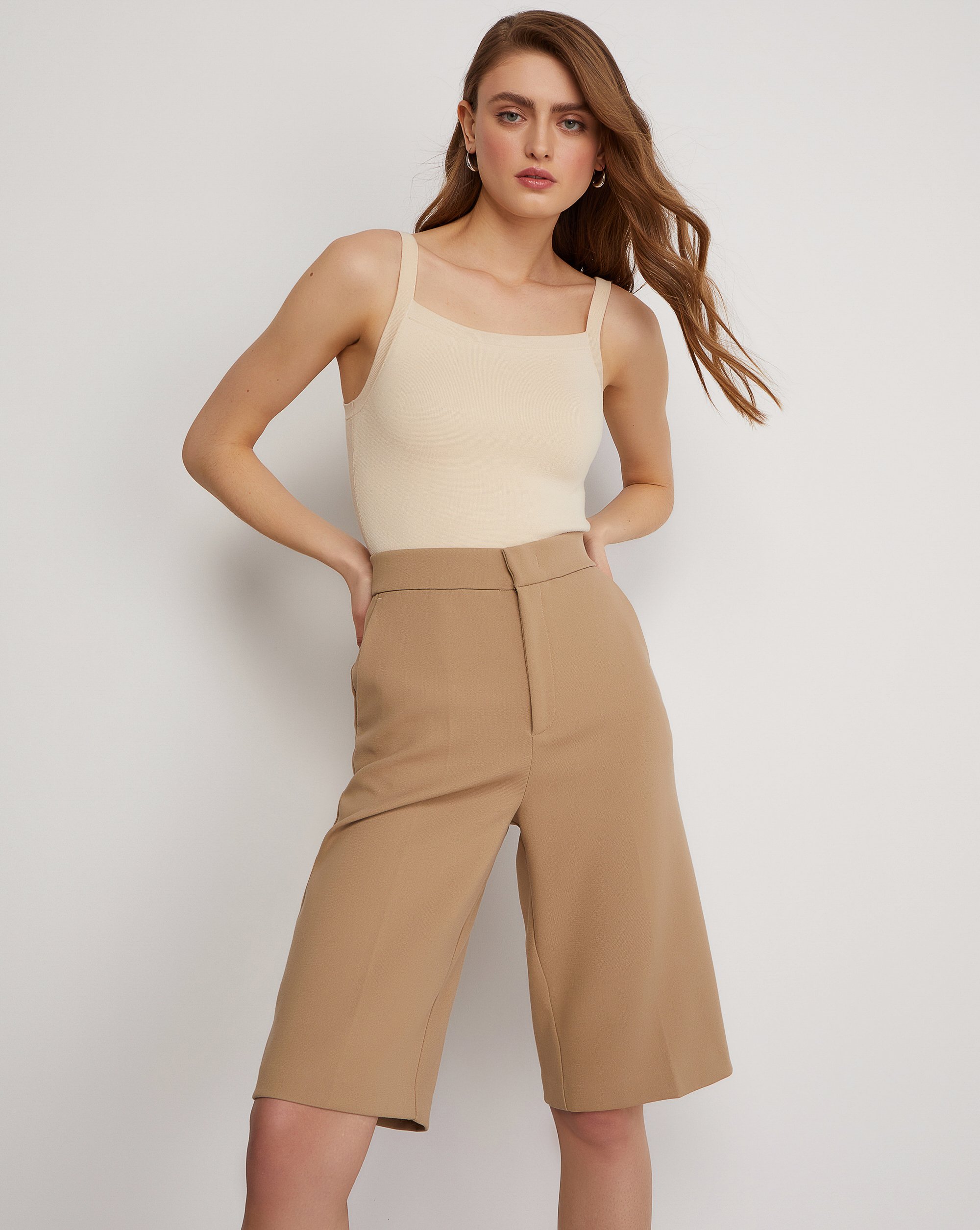 Боди на бретелях в бежевом цвете 5
