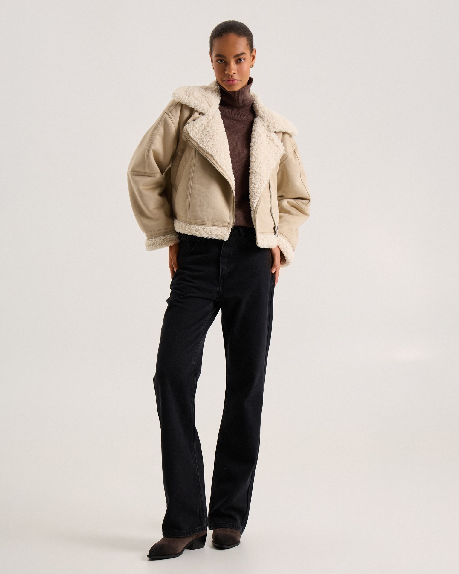 Утепленная дубленка в бежевом цвете 6