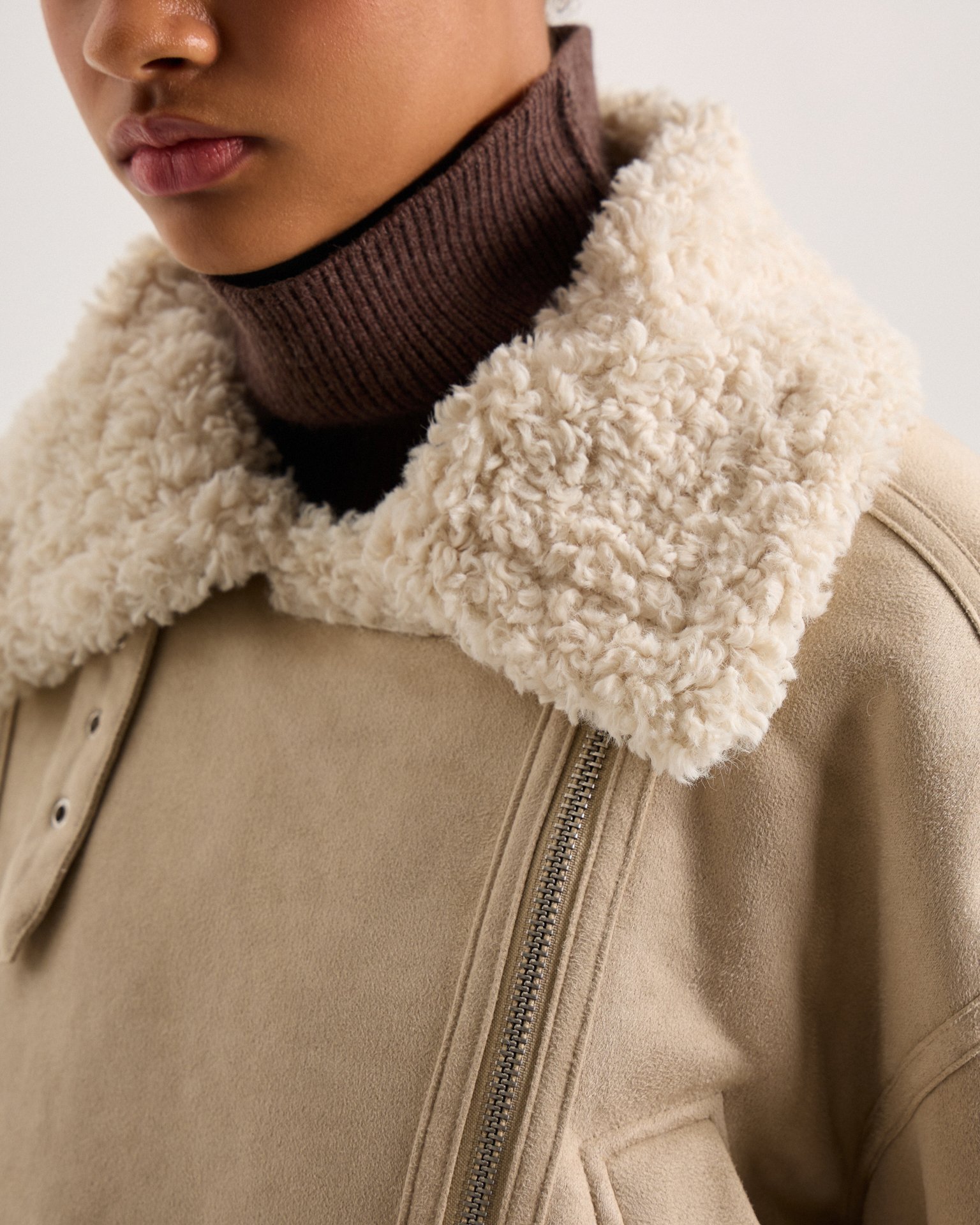 Утепленная дубленка в бежевом цвете 15