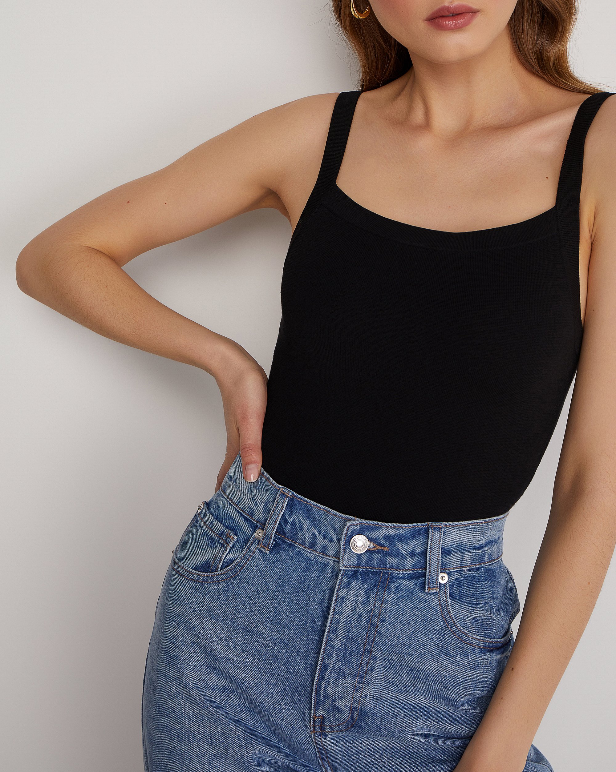 Боди на бретелях в черном цвете 2