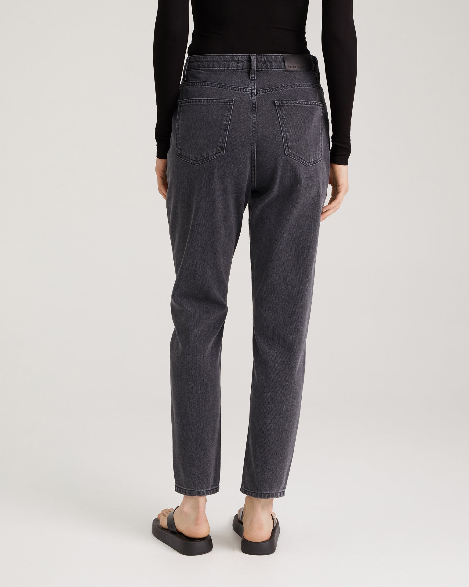 Светло-серые джинсы mom 6