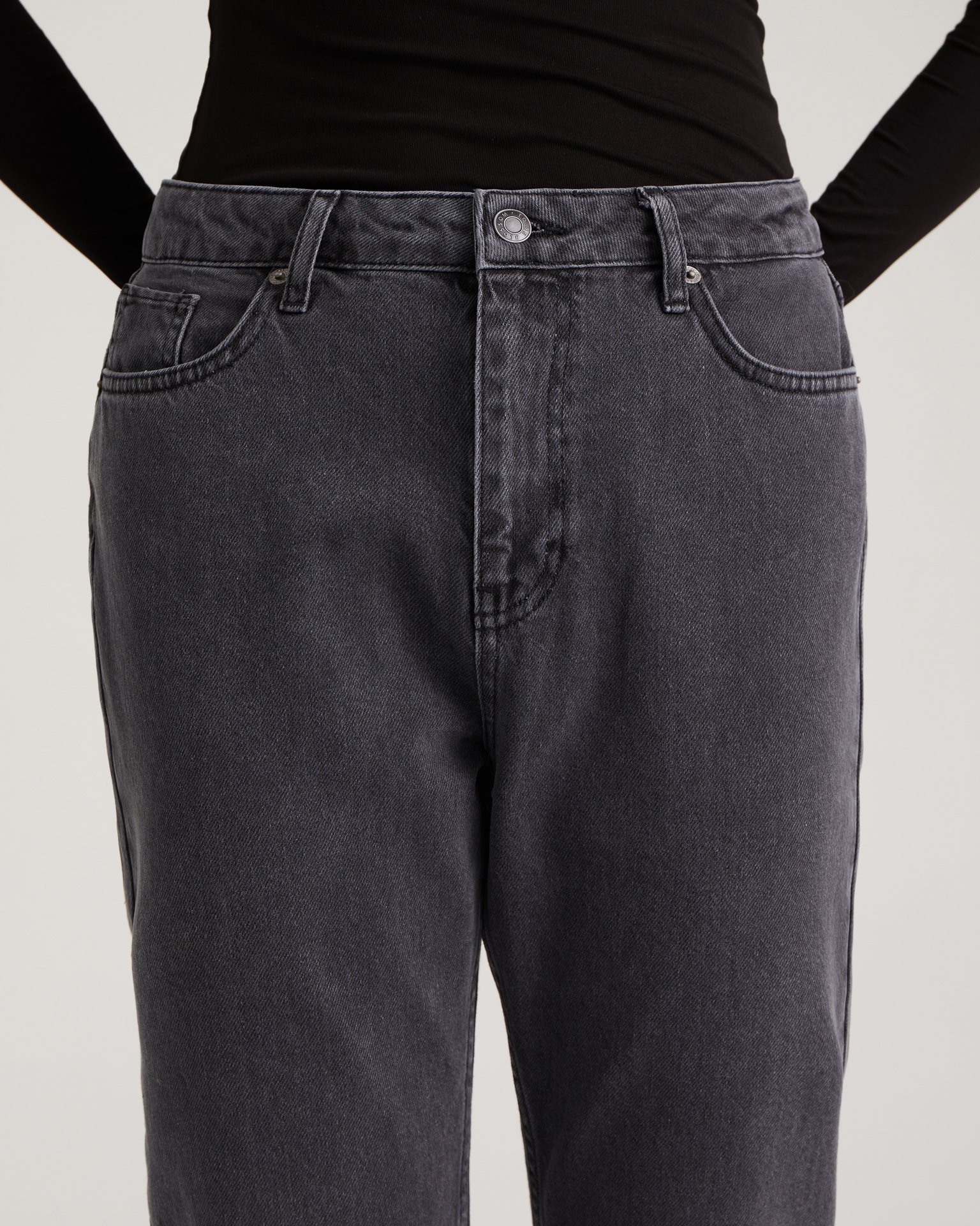 Светло-серые джинсы mom 7