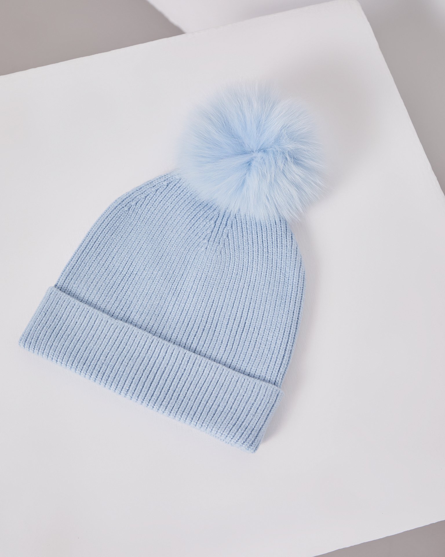 Hat with a tonal pom-pom 5