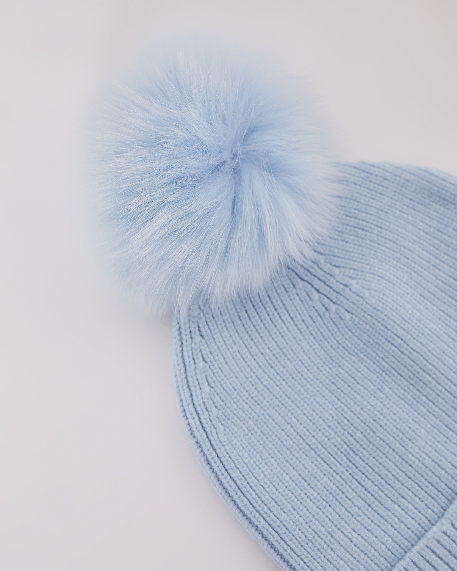 Hat with a tonal pom-pom 6