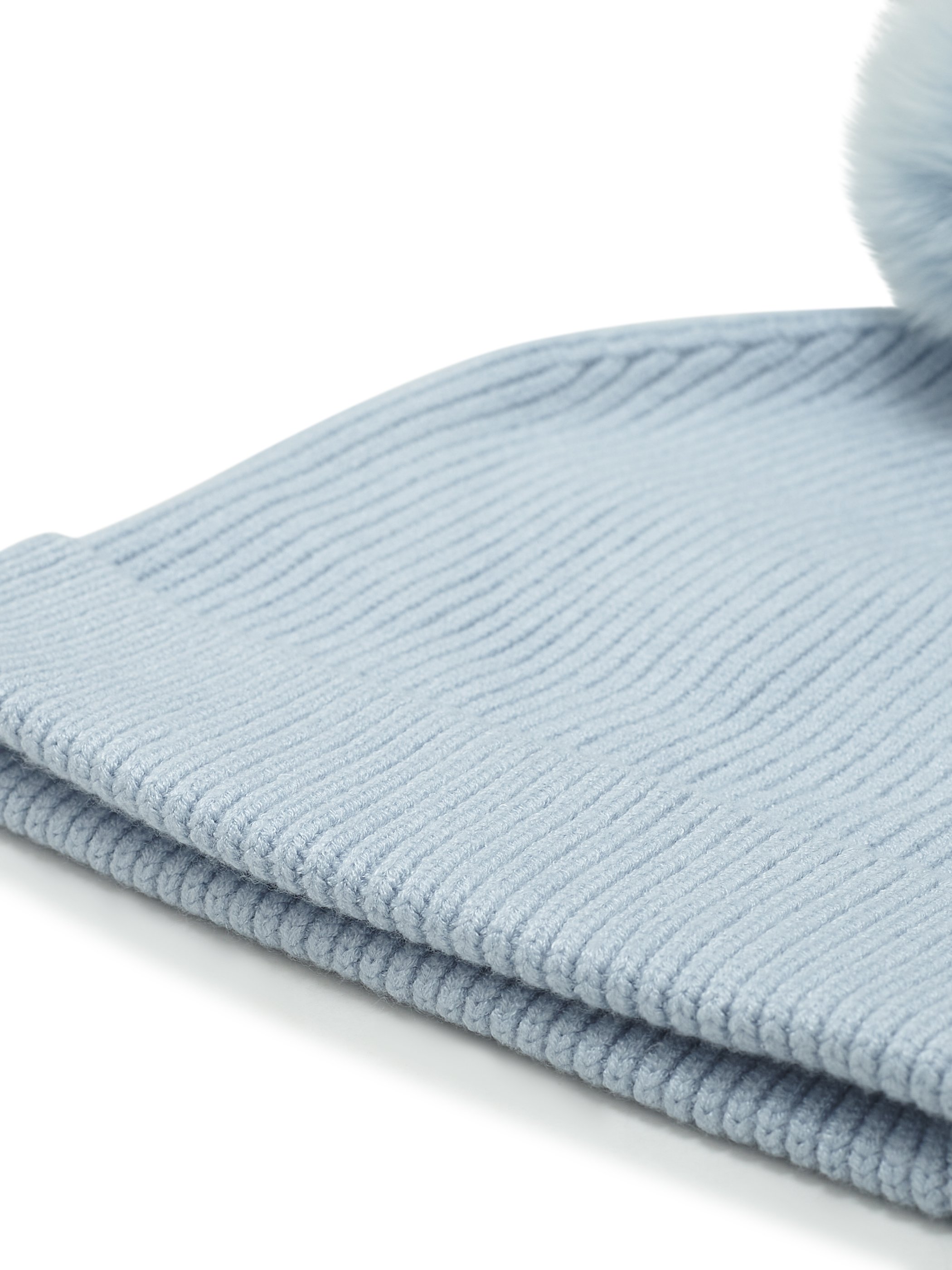 Hat with a tonal pom-pom 2